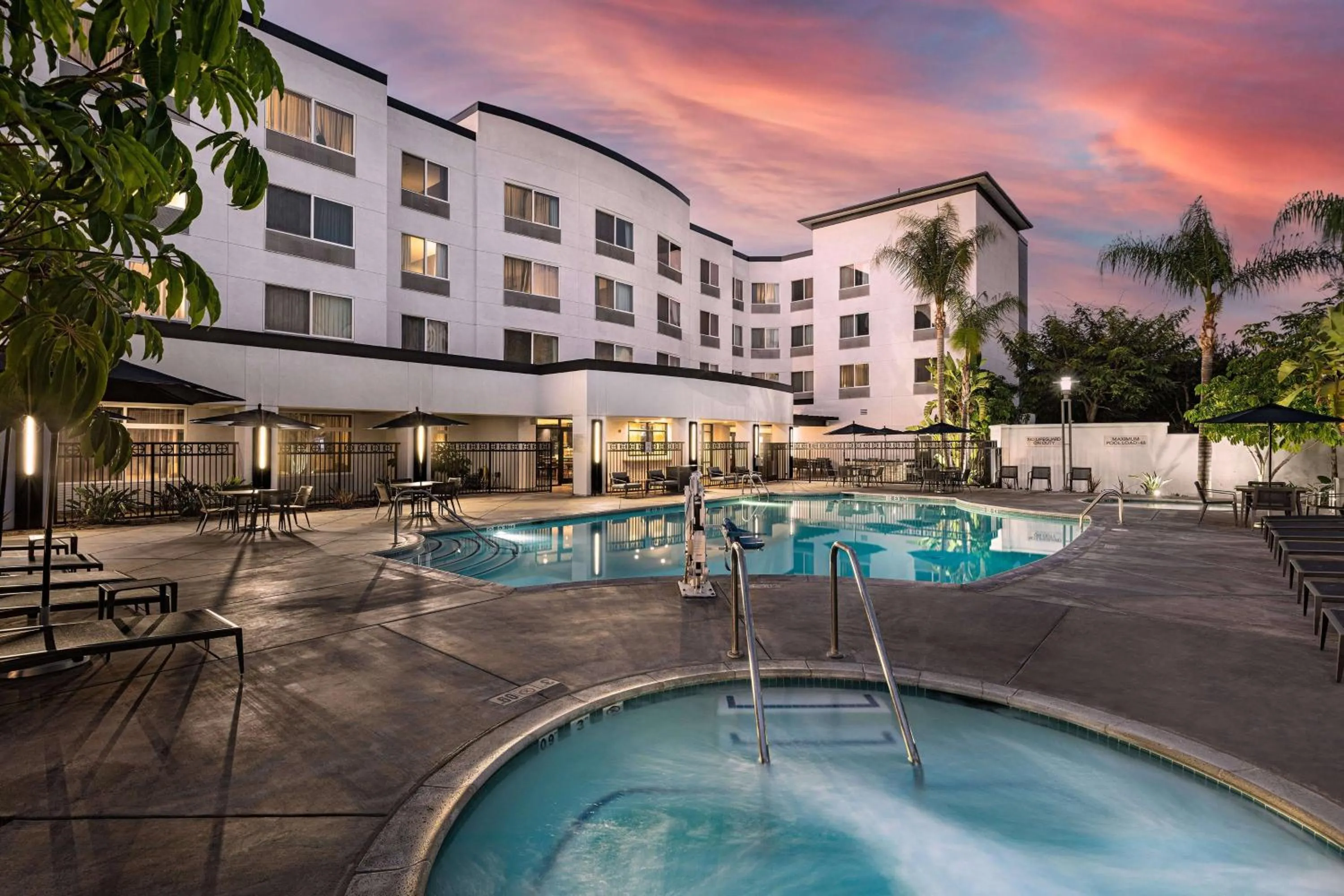 Swimming pool in Courtyard by Marriott Anaheim Resort/Convention Center