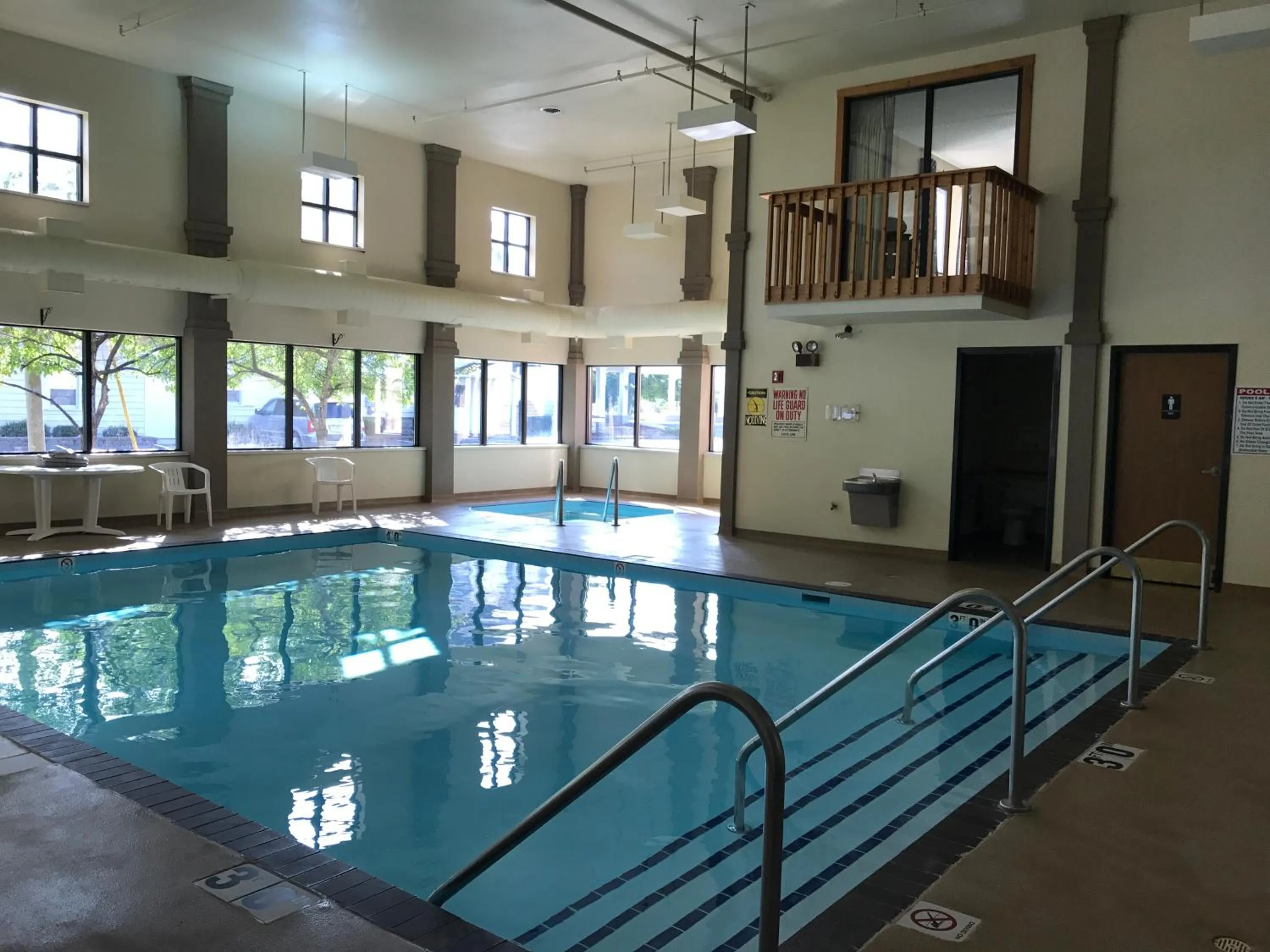 Swimming pool in Econo Lodge Inn & Suites Oconto