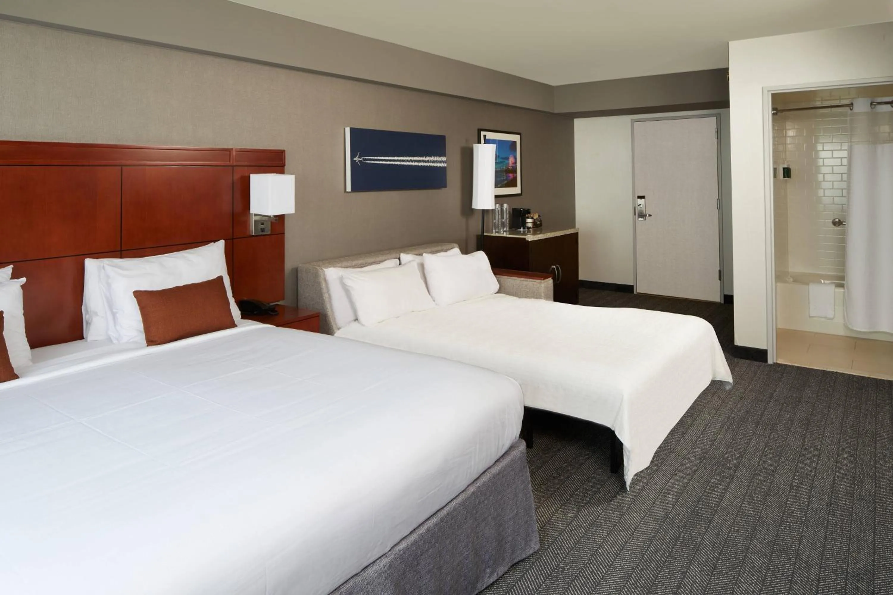 Photo of the whole room, Bed in Courtyard by Marriott Los Angeles LAX / Century Boulevard