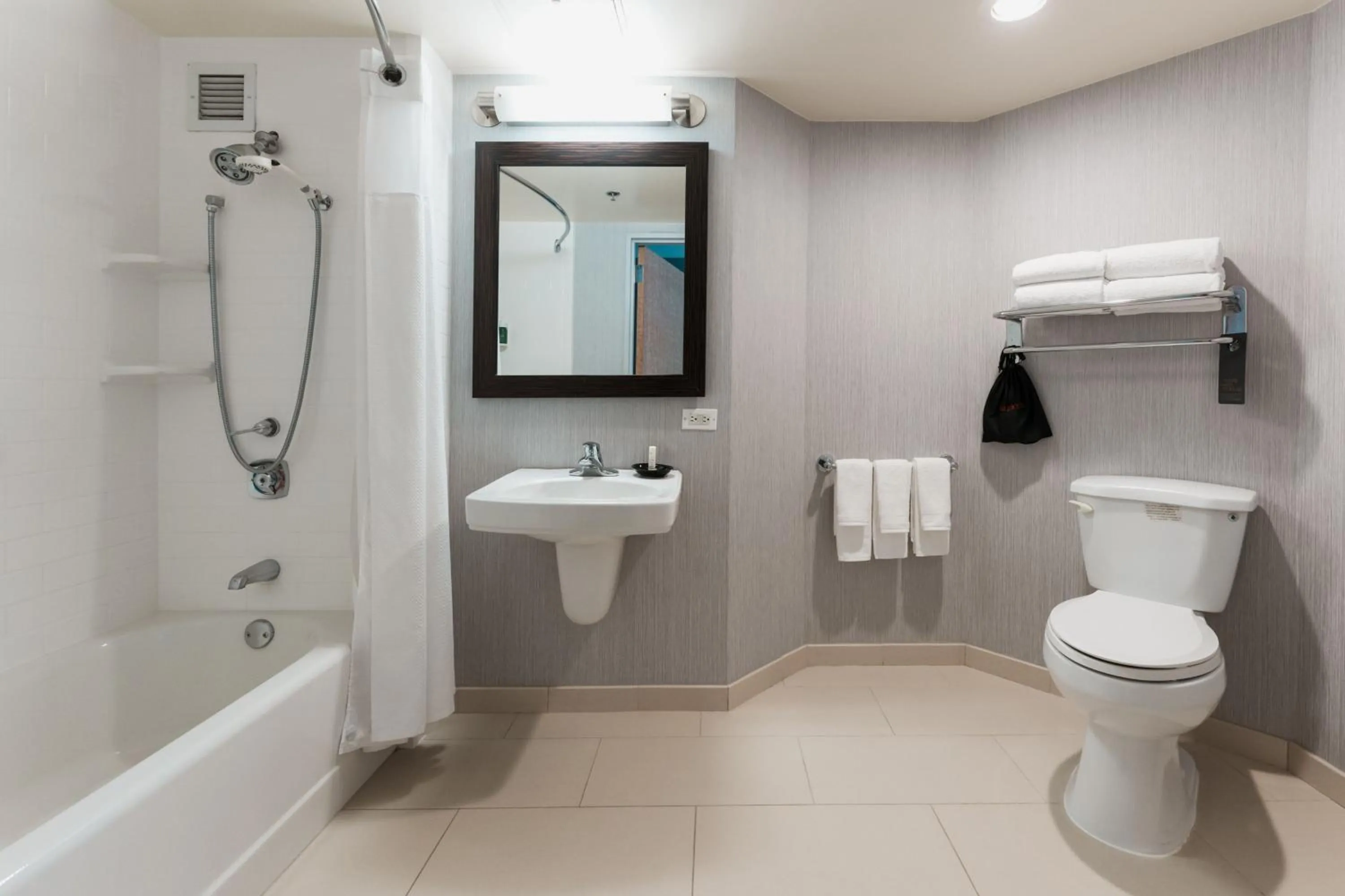 Bathroom in Courtyard by Marriott Los Angeles LAX / Century Boulevard