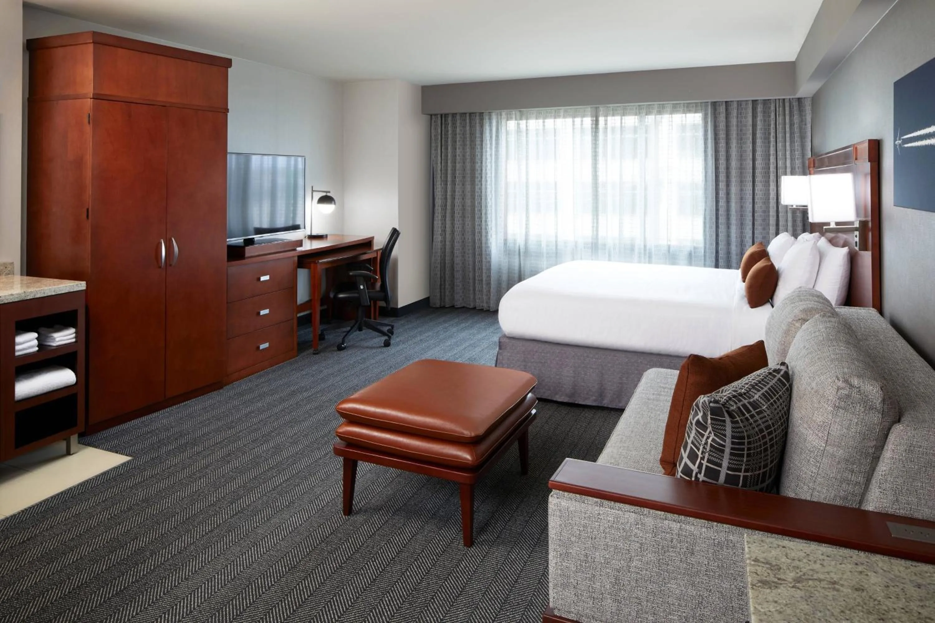 Photo of the whole room, Bed in Courtyard by Marriott Los Angeles LAX / Century Boulevard