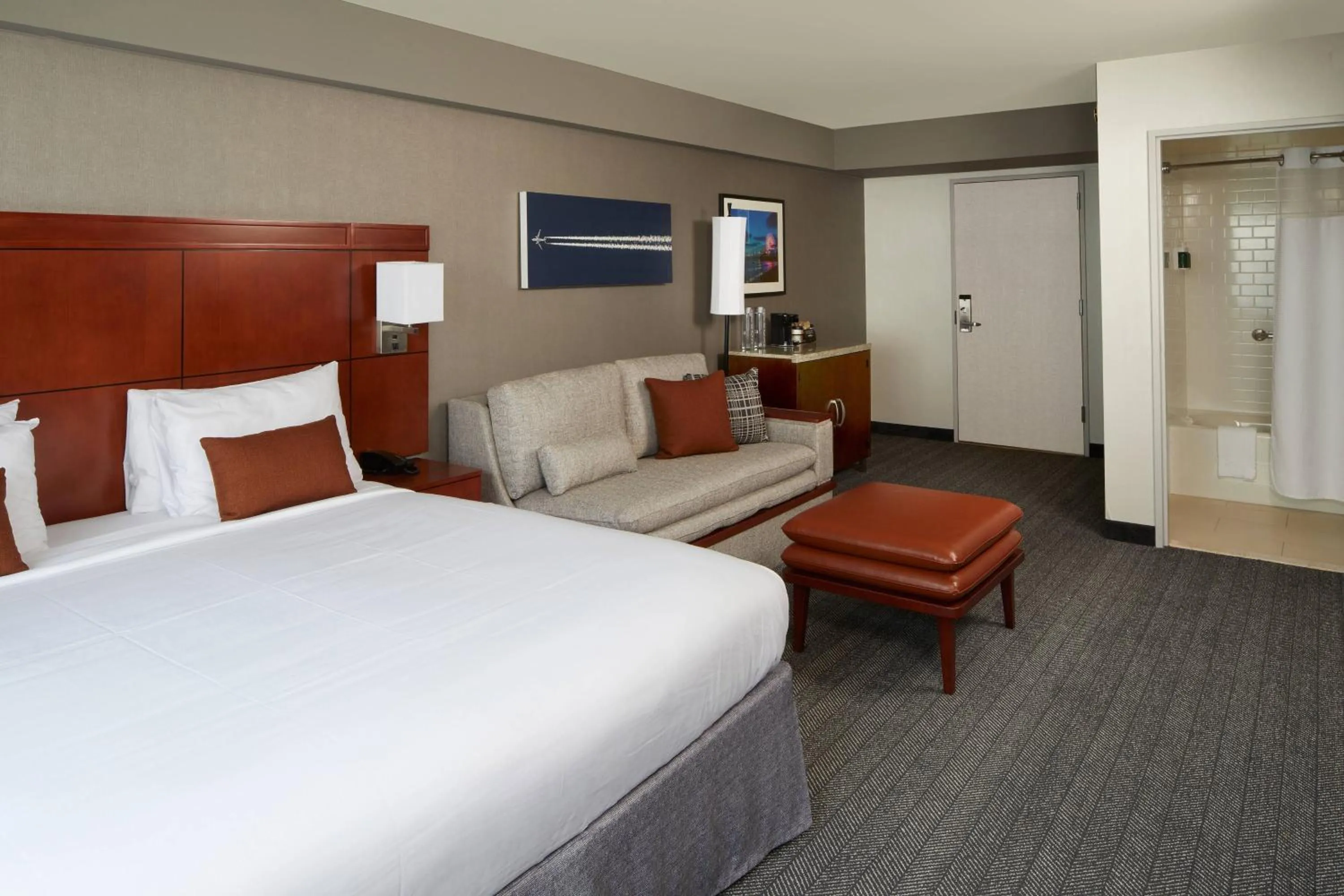 Photo of the whole room, Bed in Courtyard by Marriott Los Angeles LAX / Century Boulevard
