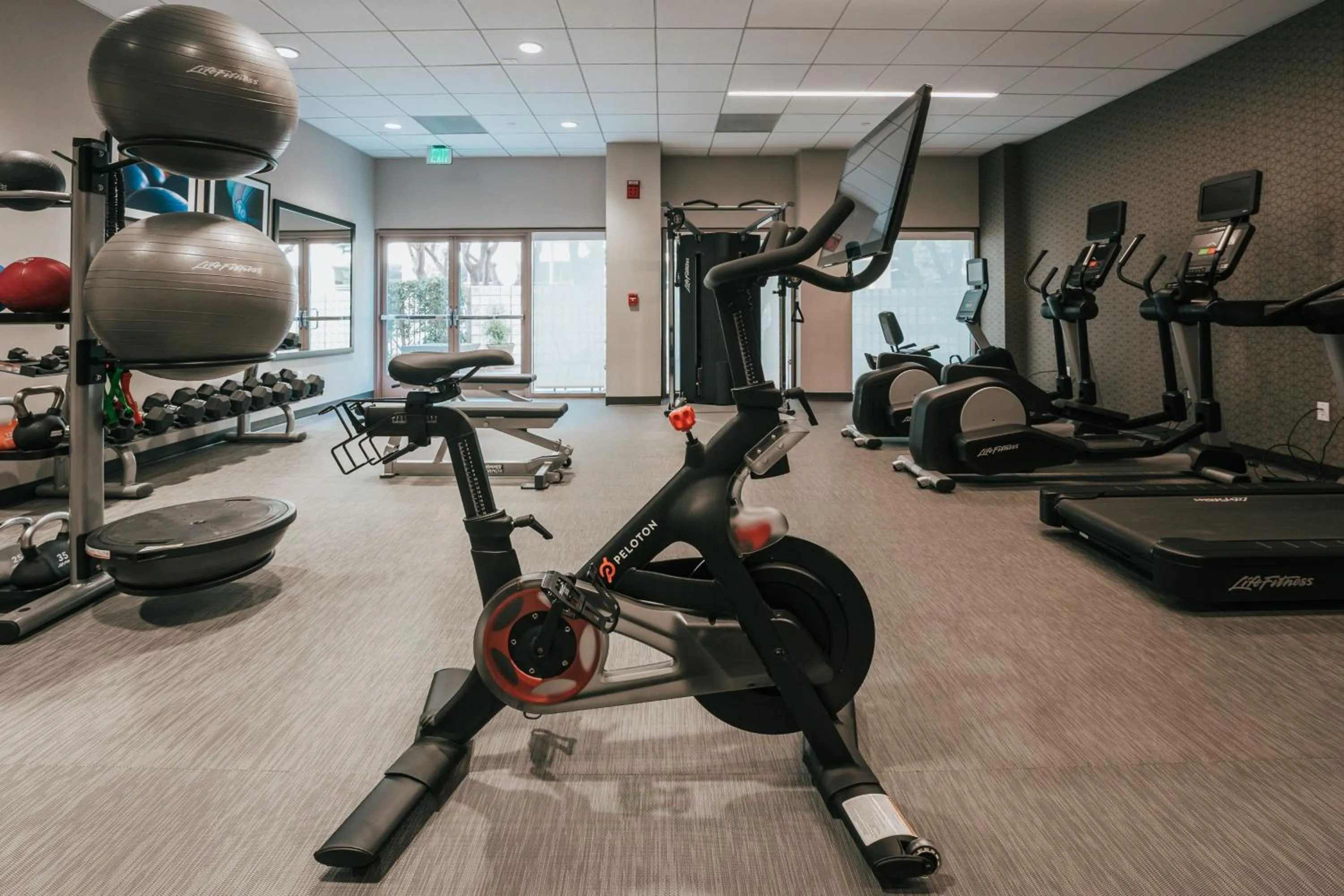 Fitness centre/facilities in Courtyard by Marriott Los Angeles LAX / Century Boulevard