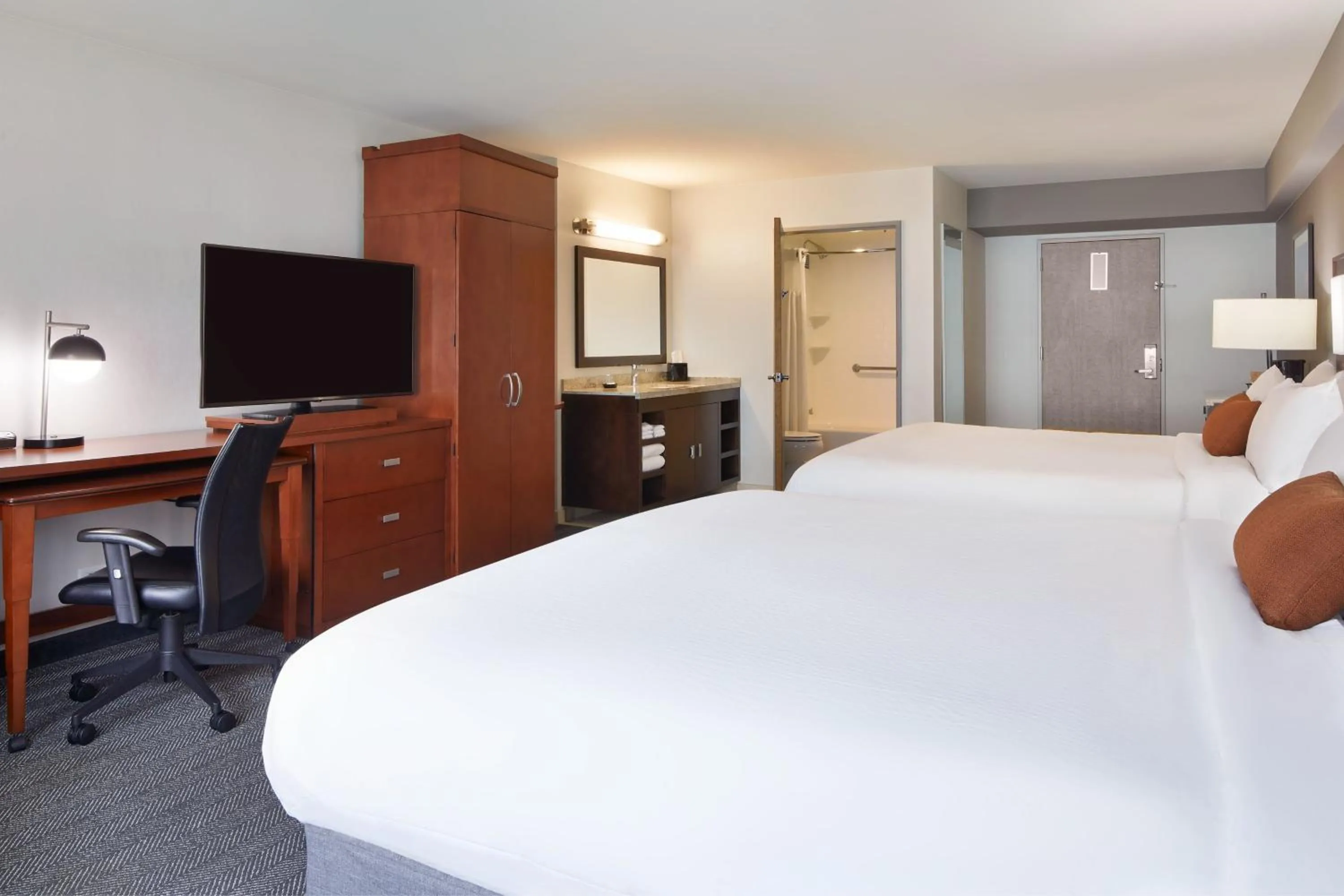 Photo of the whole room, Bed in Courtyard by Marriott Los Angeles LAX / Century Boulevard