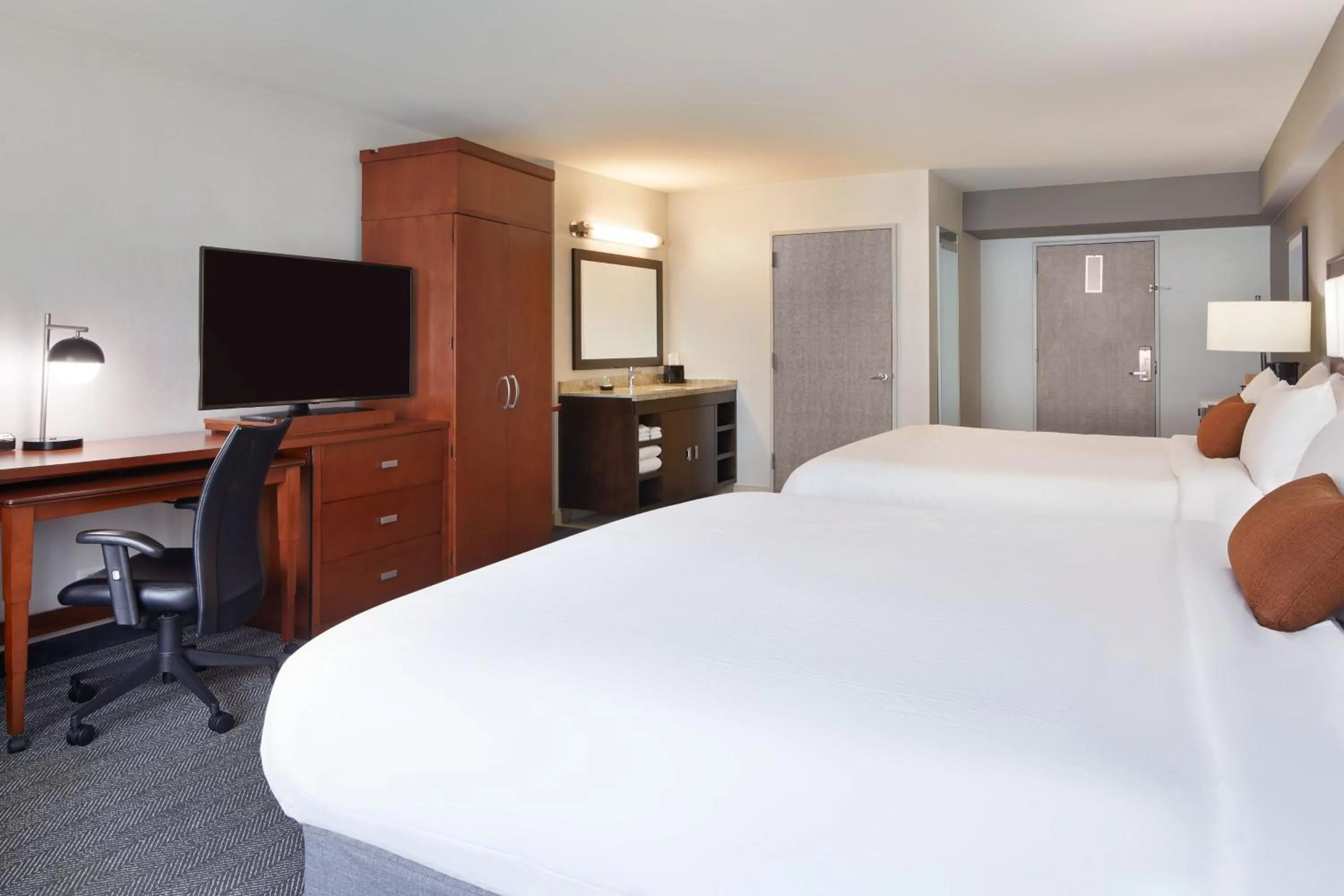 Photo of the whole room, Bed in Courtyard by Marriott Los Angeles LAX / Century Boulevard