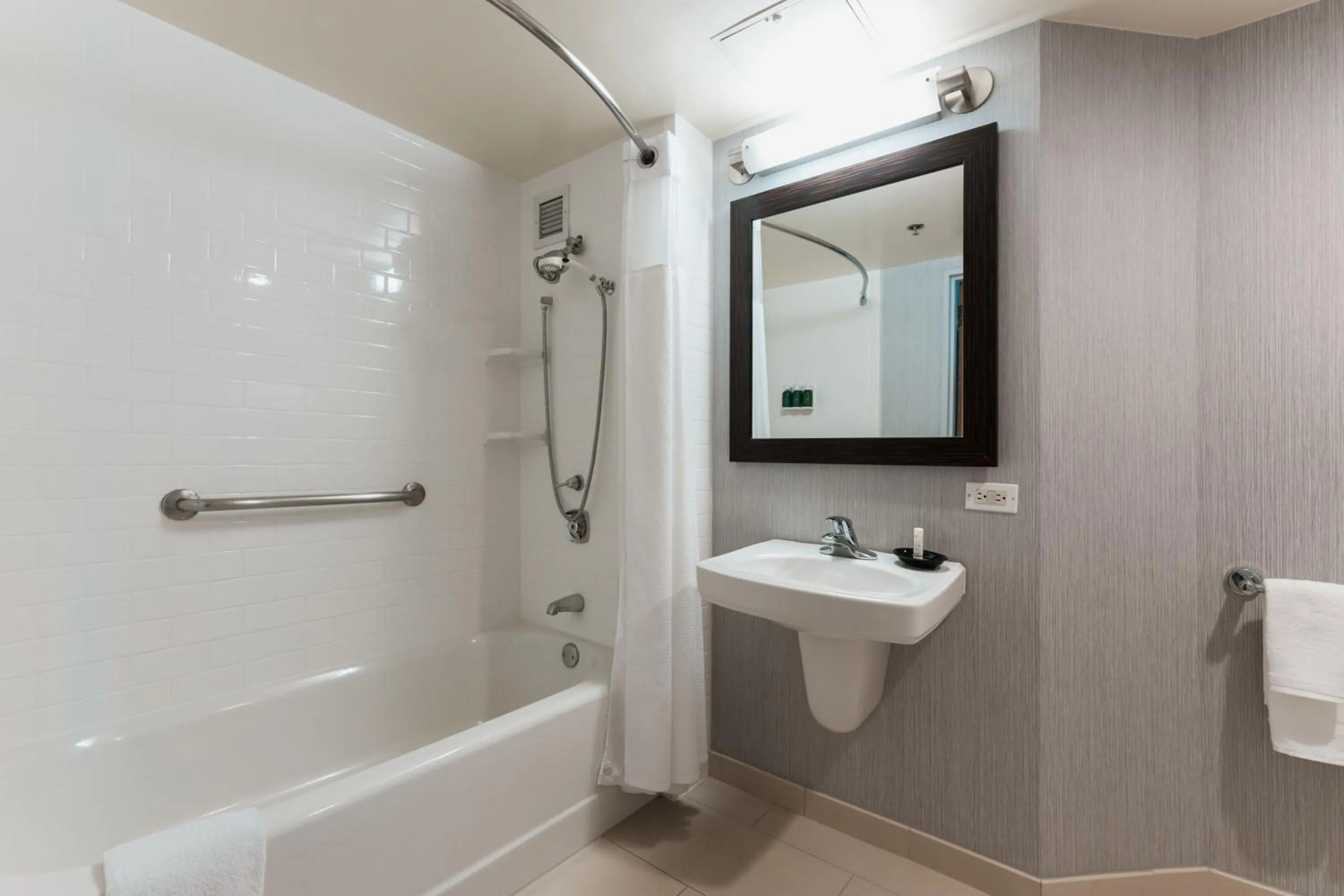 Bathroom in Courtyard by Marriott Los Angeles LAX / Century Boulevard