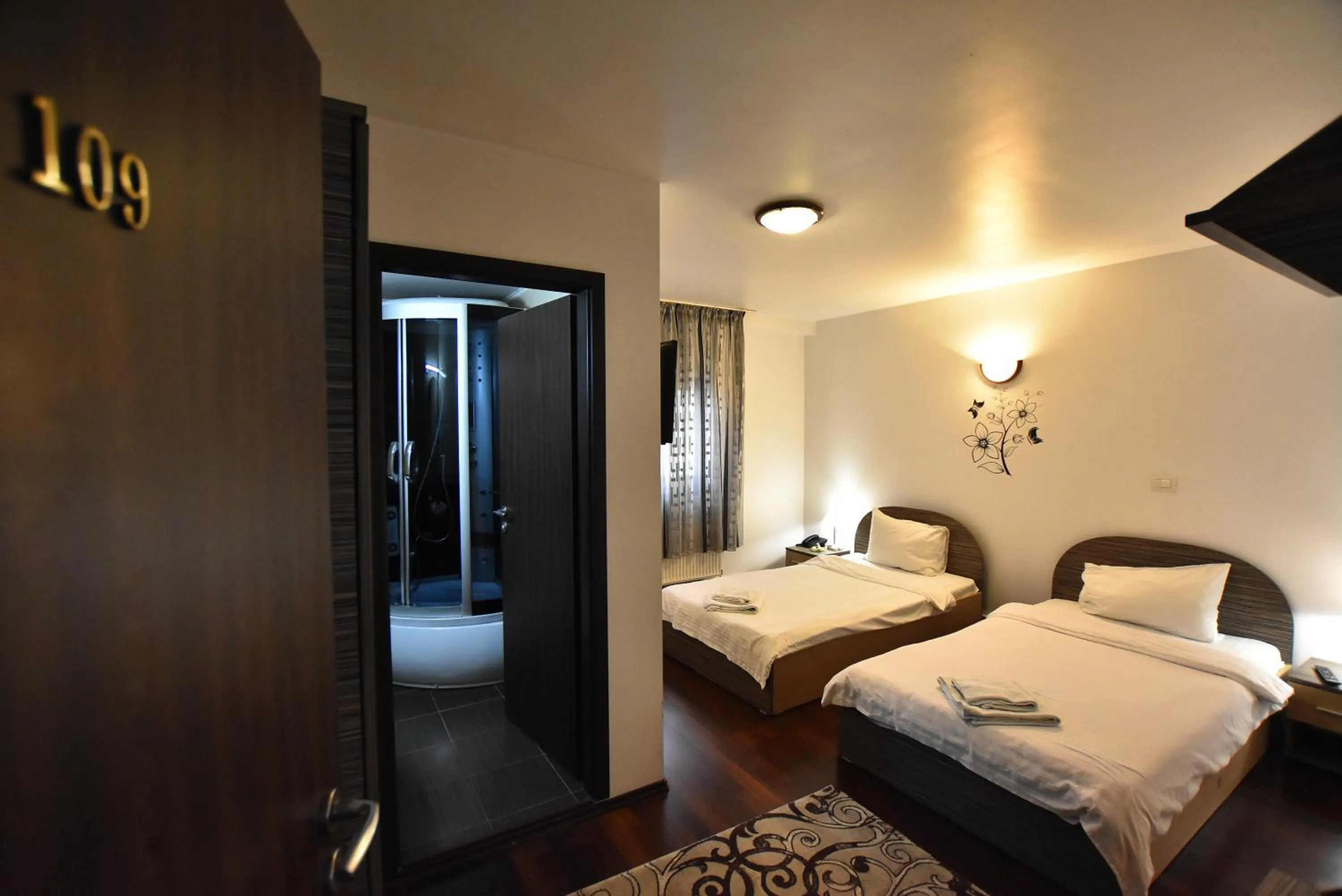 Photo of the whole room, Bed in Hotel Euphoria