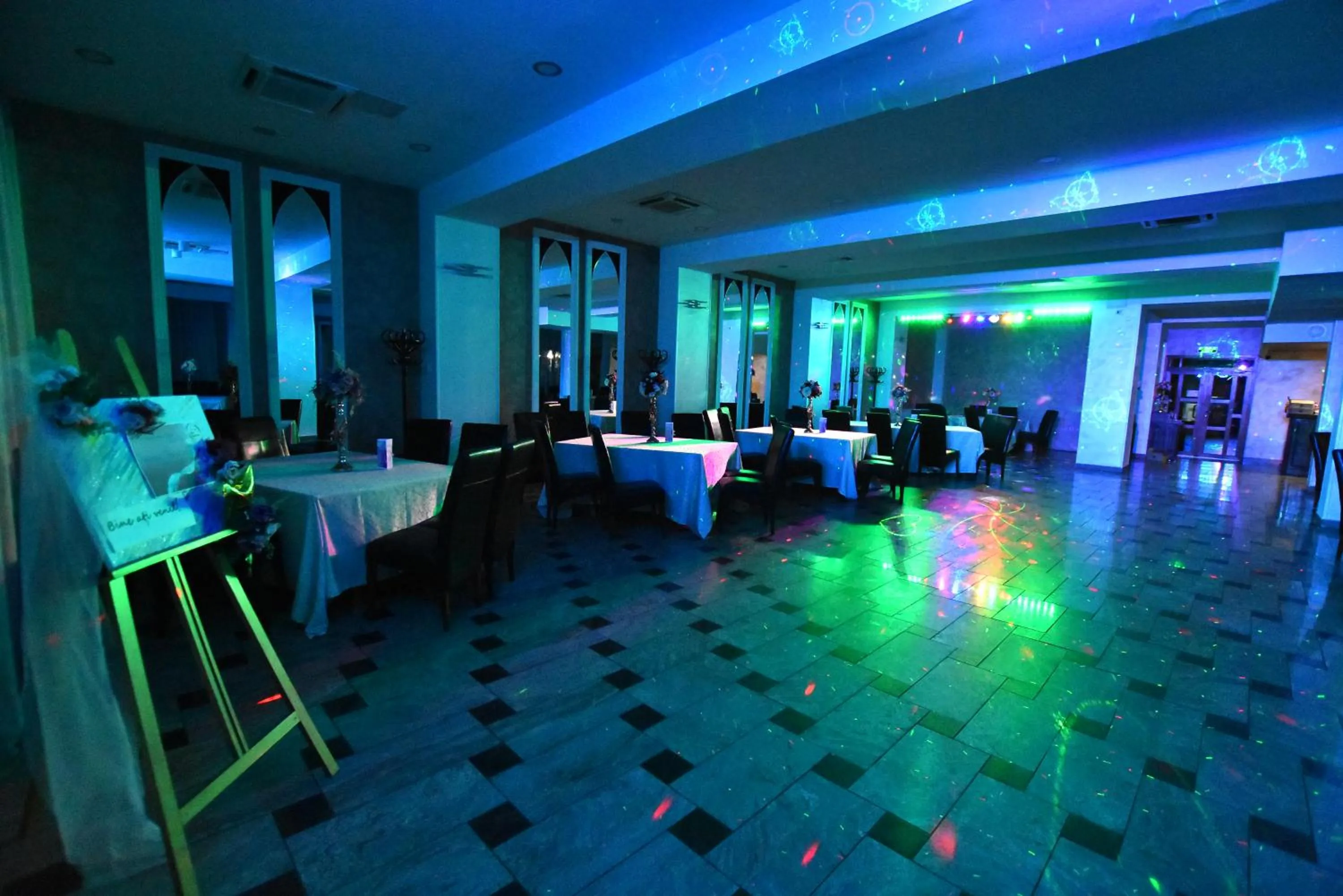 Restaurant/places to eat in Hotel Euphoria