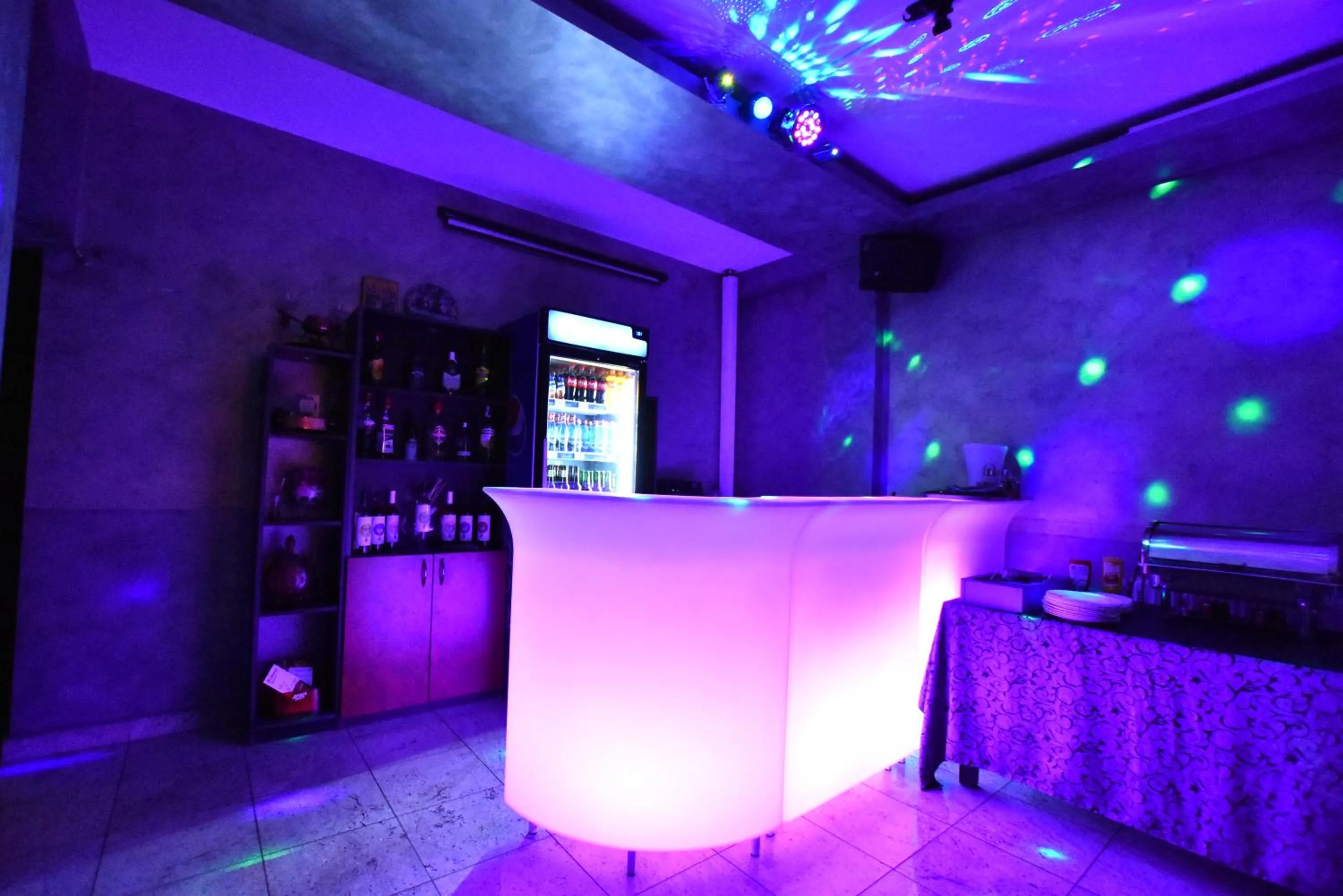 Restaurant/places to eat in Hotel Euphoria