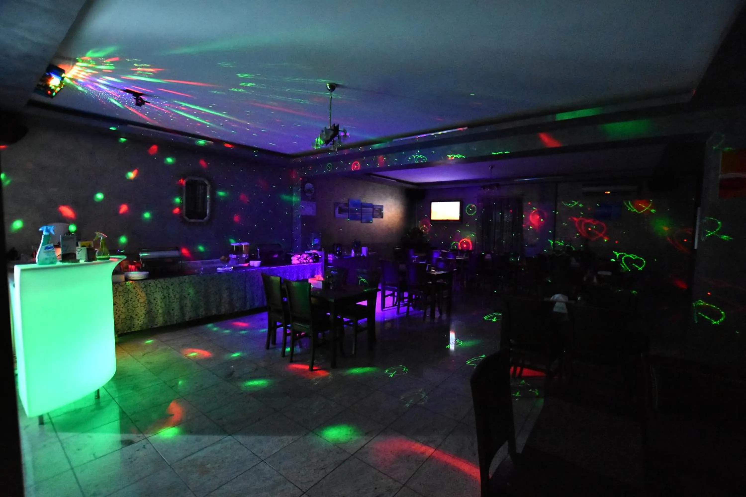 Restaurant/places to eat in Hotel Euphoria