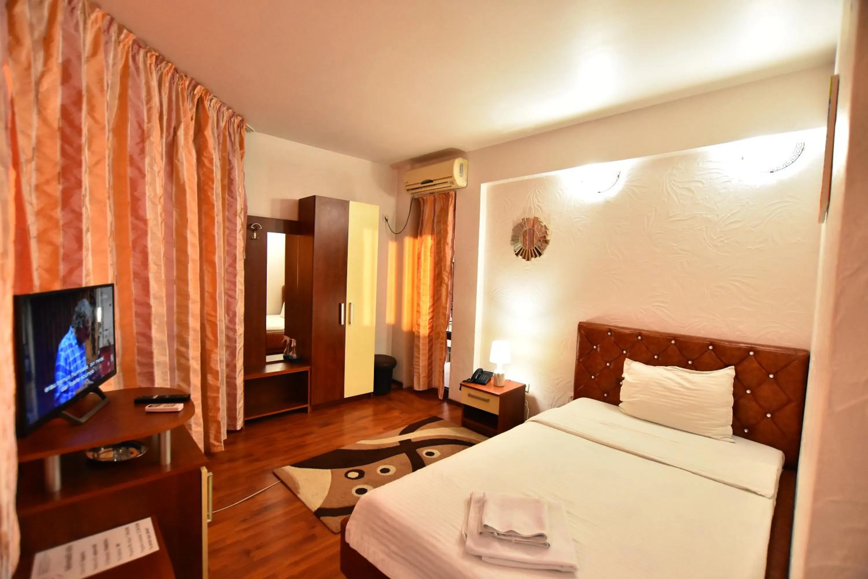 Photo of the whole room, Bed in Hotel Euphoria