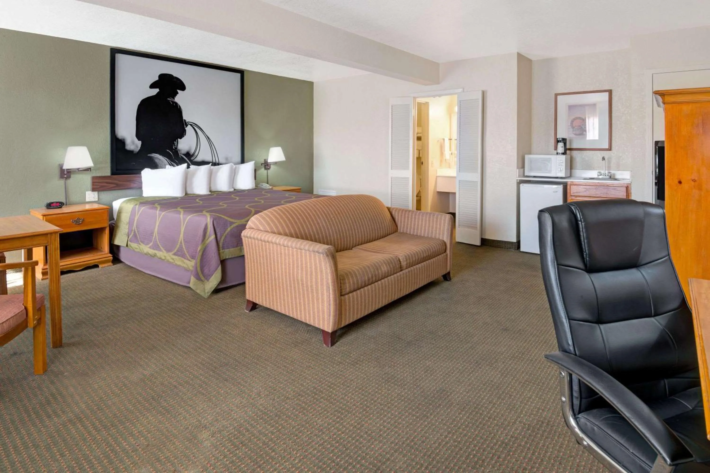 Photo of the whole room, Bed in Super 8 by Wyndham El Paso Airport