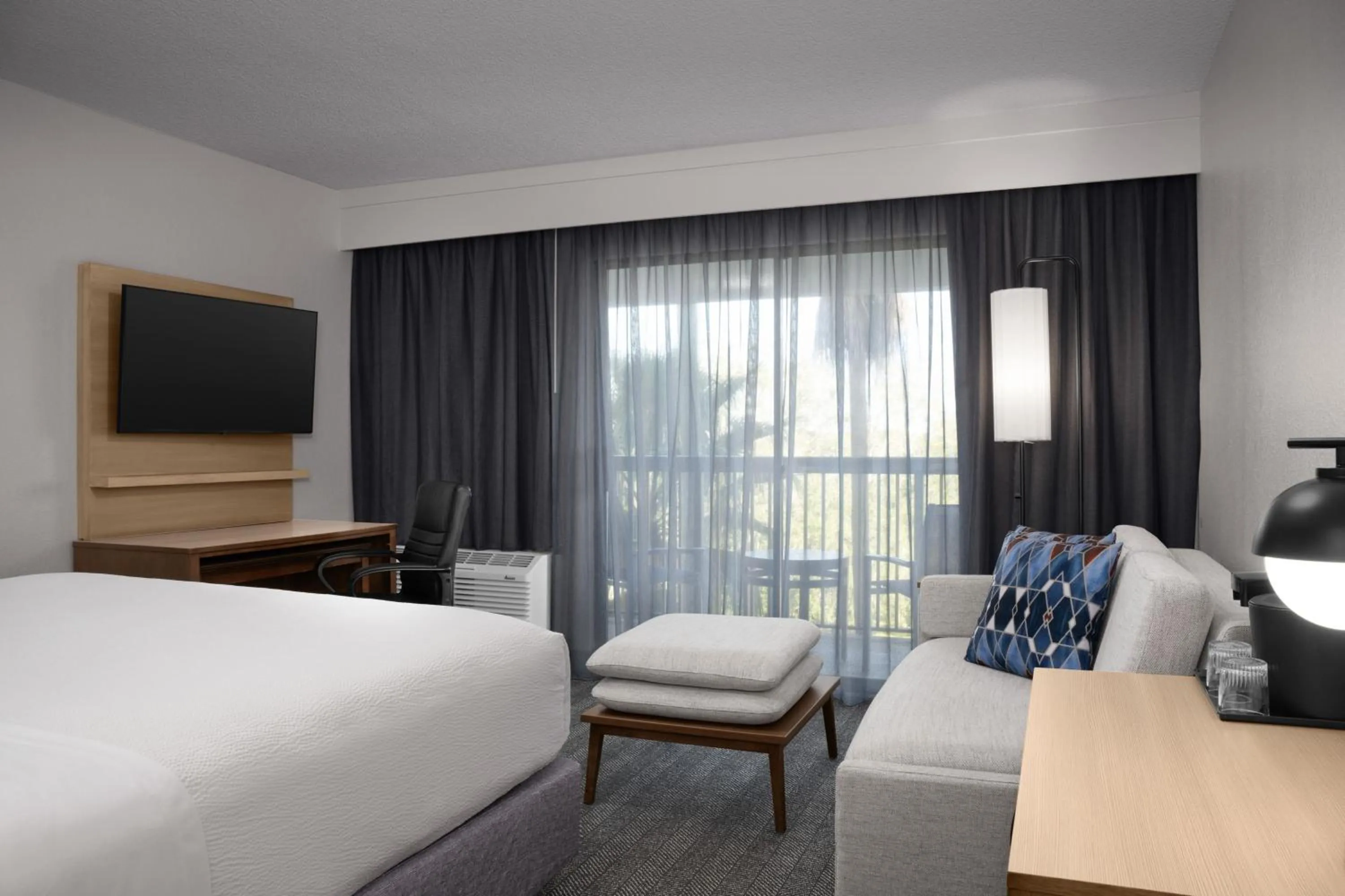 Photo of the whole room, Bed in Courtyard by Marriott Orlando East/UCF Area