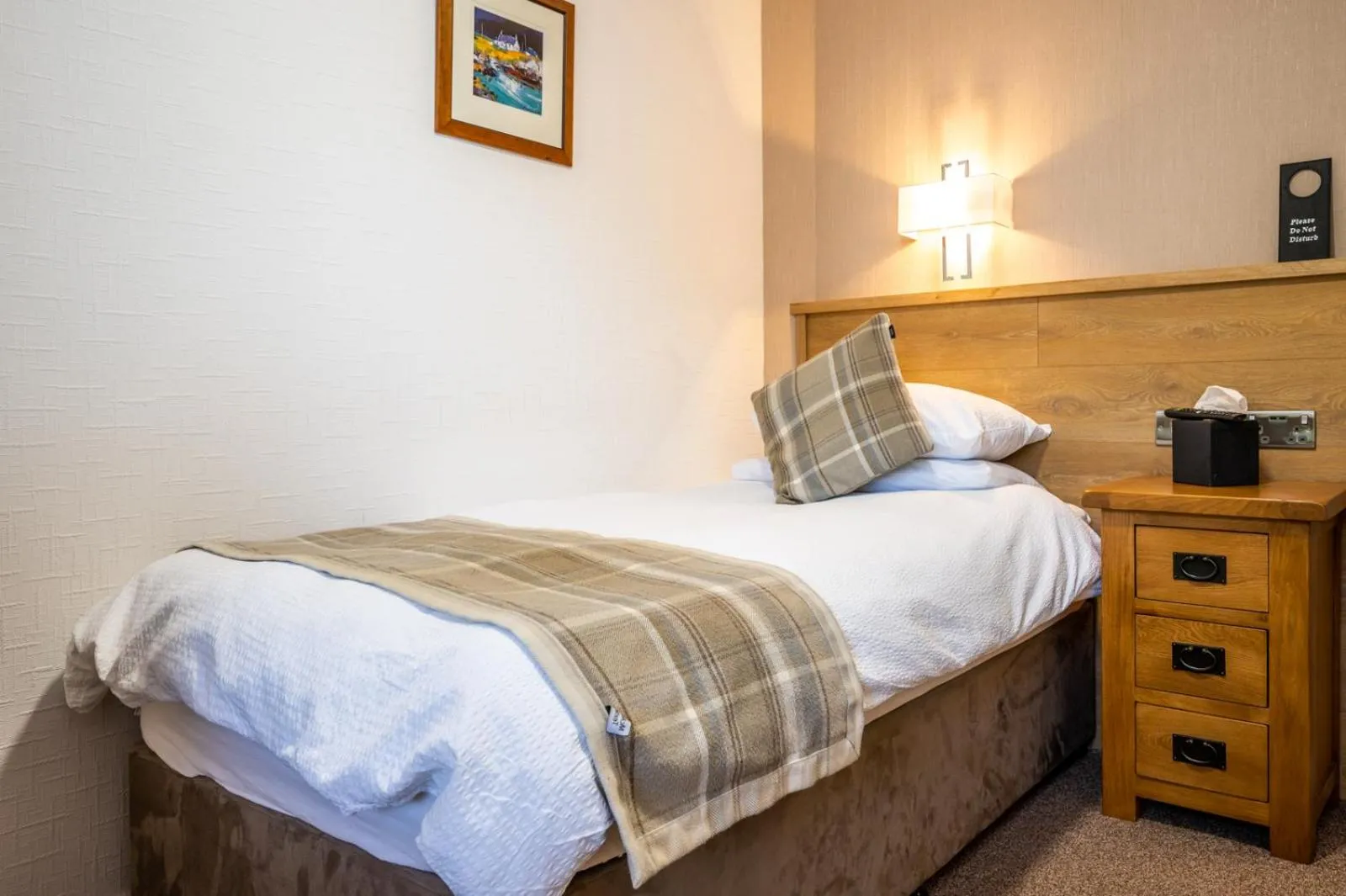 Bedroom, Bed in Riverside