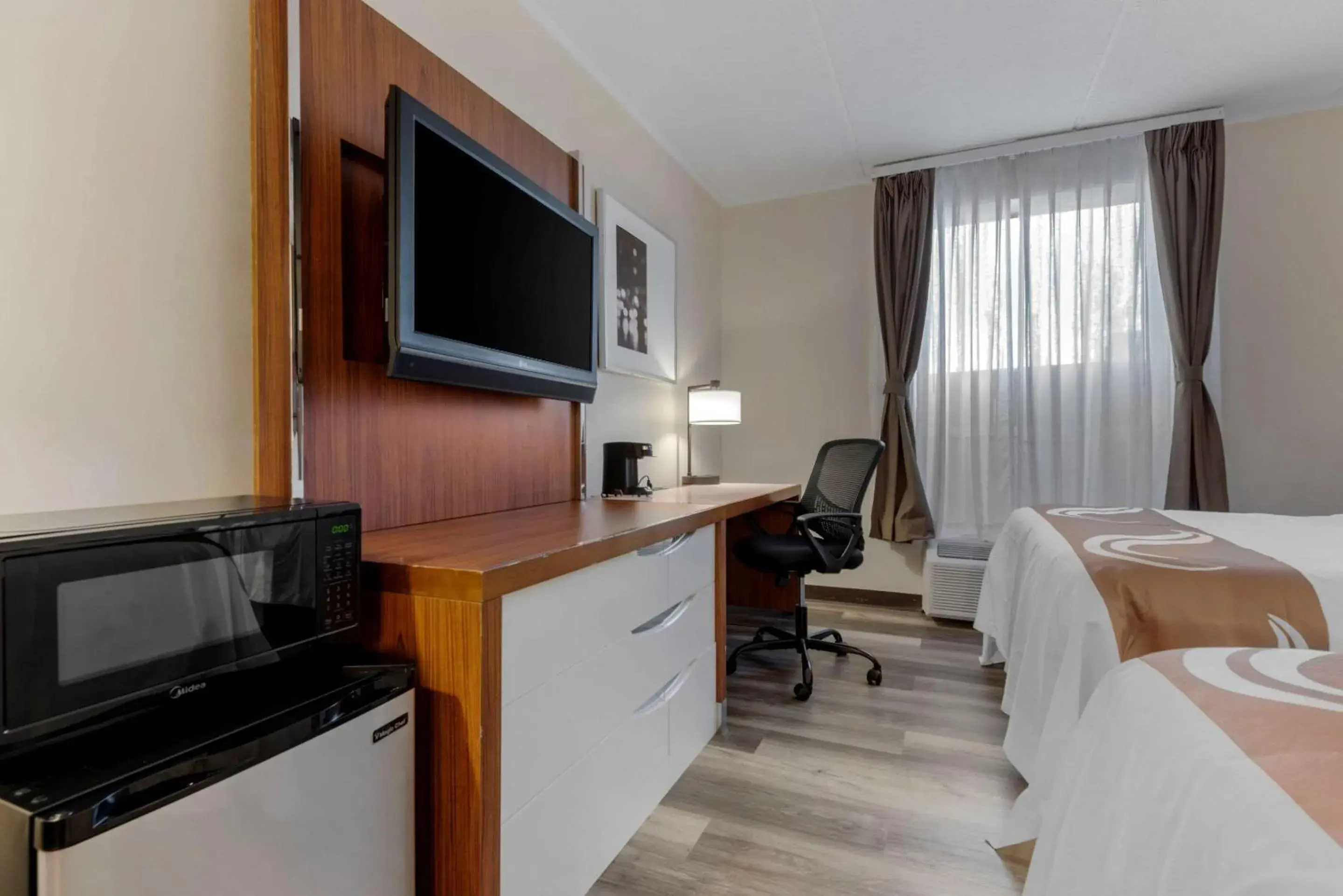 Bedroom, Bed in Quality Inn & Suites New Hartford - Utica Bedroom, Bed in Quality Inn & Suites New Hartford - Utica