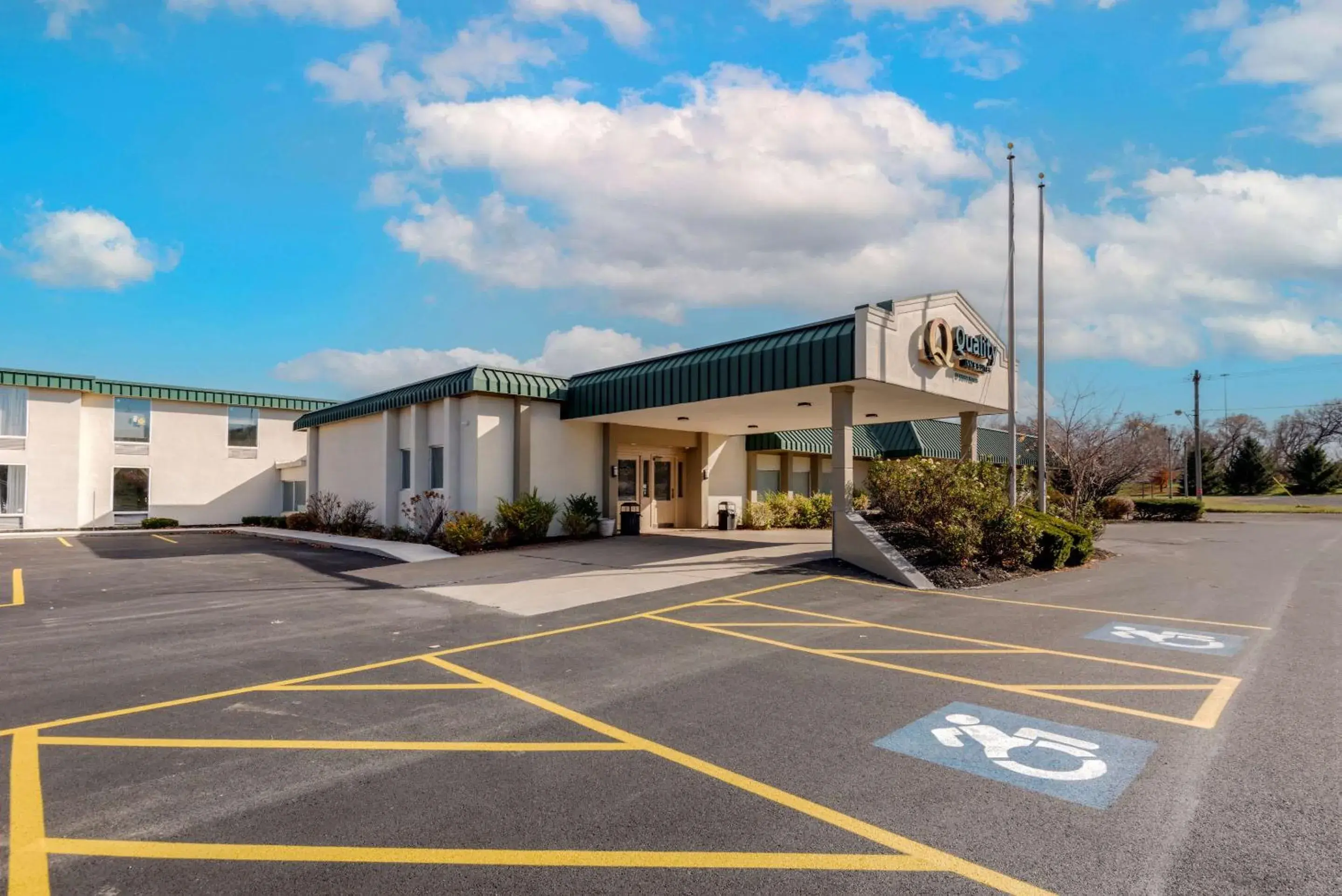 Property building in Quality Inn & Suites New Hartford - Utica Property building in Quality Inn & Suites New Hartford - Utica