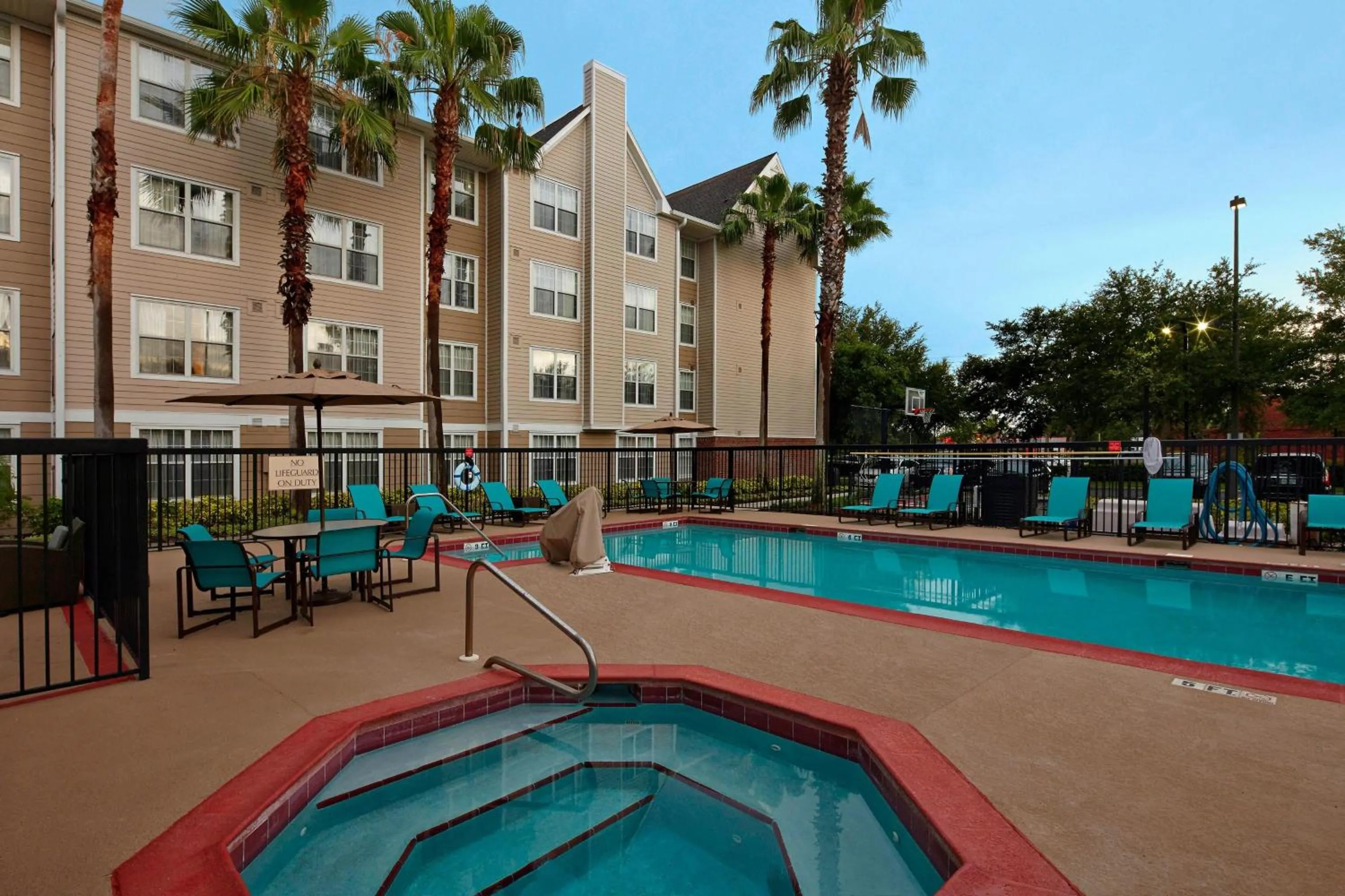 Swimming pool in Residence Inn by Marriott Orlando East/UCF Area