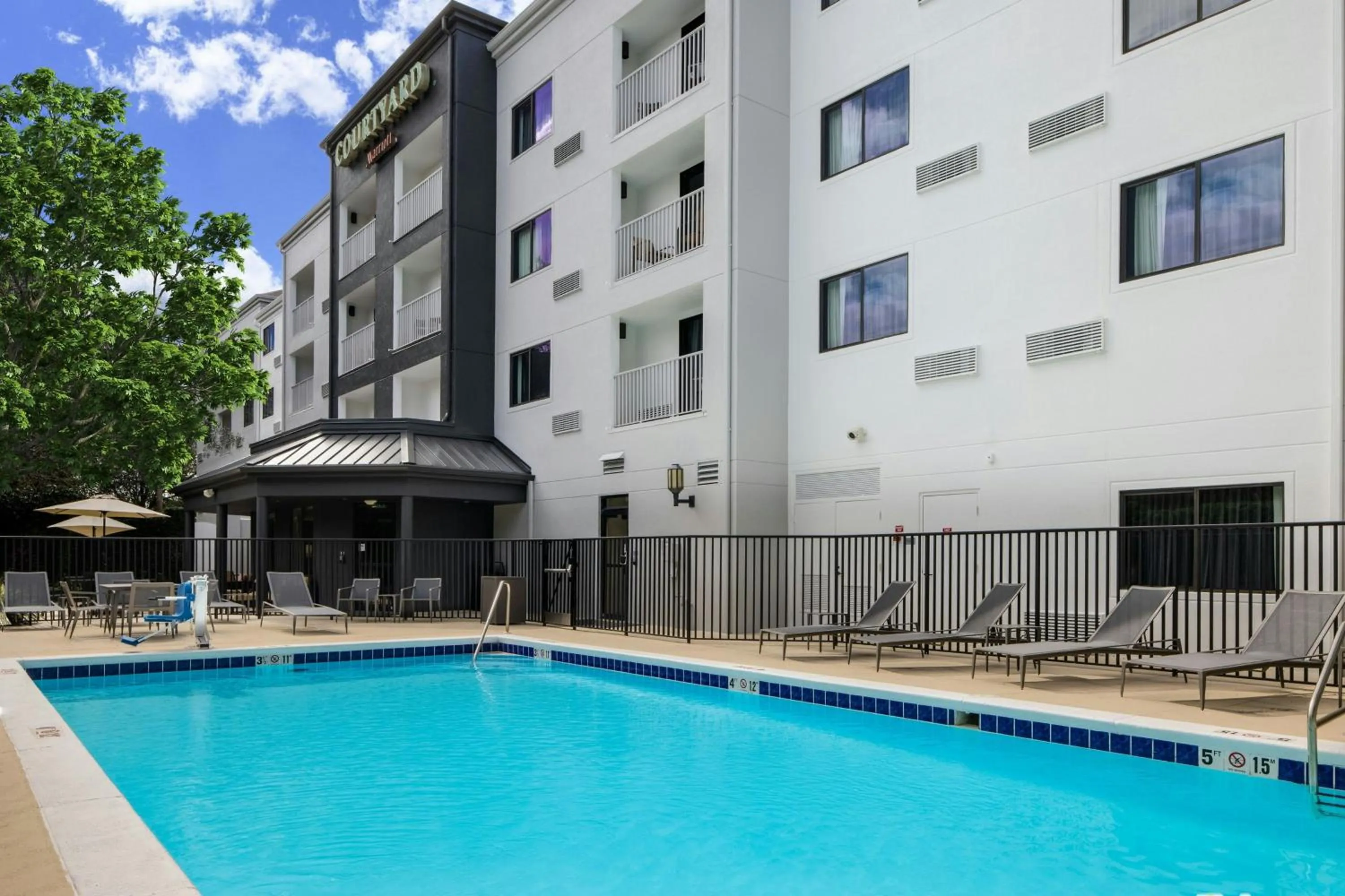 Swimming pool in Courtyard Orlando Altamonte Springs Maitland