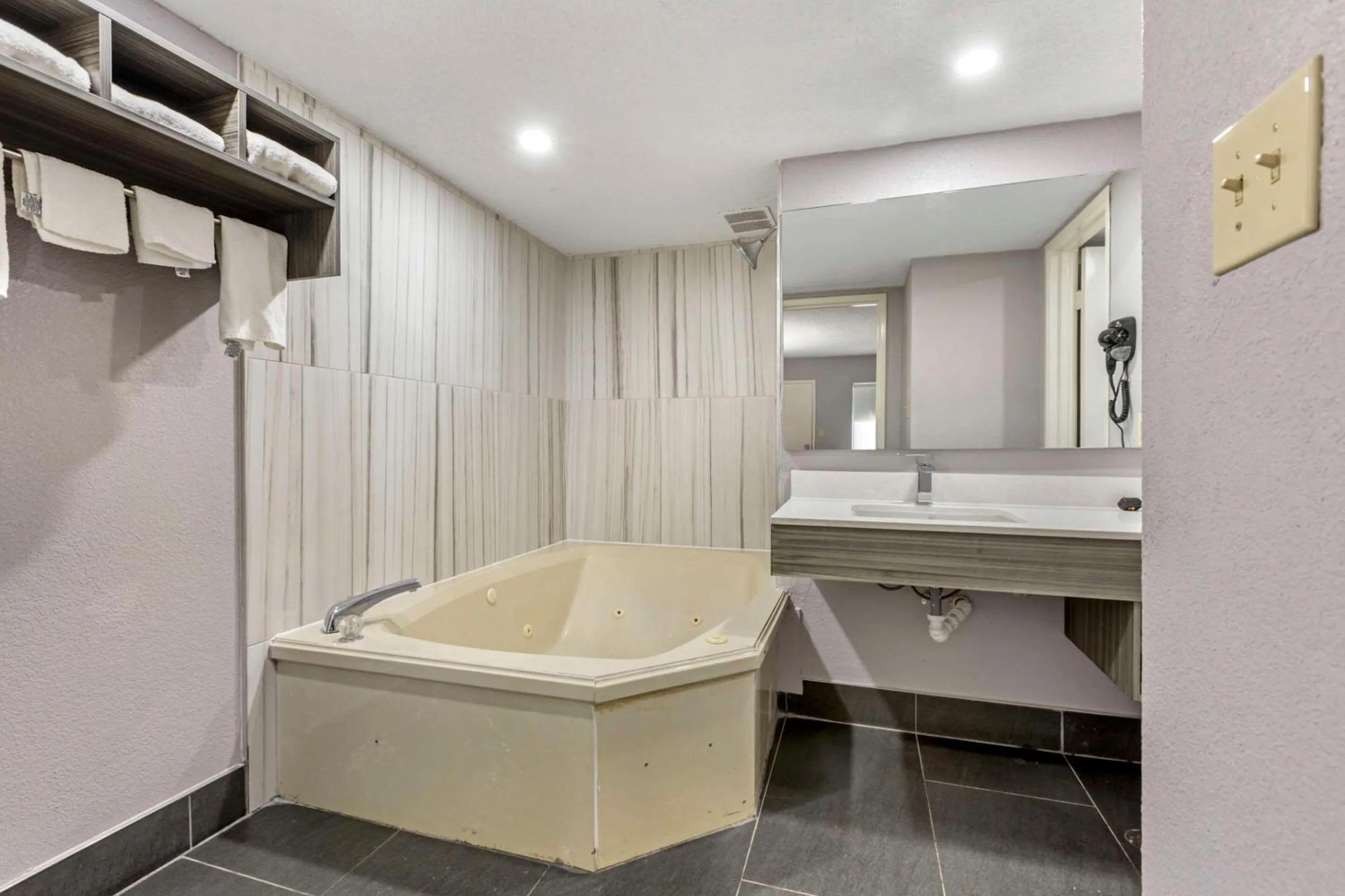 Bedroom in Quality Inn