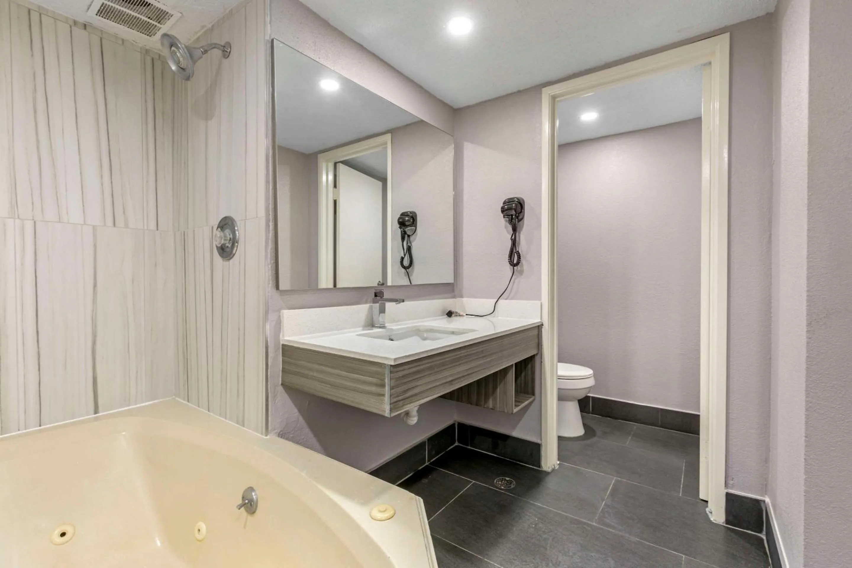 Bedroom in Quality Inn