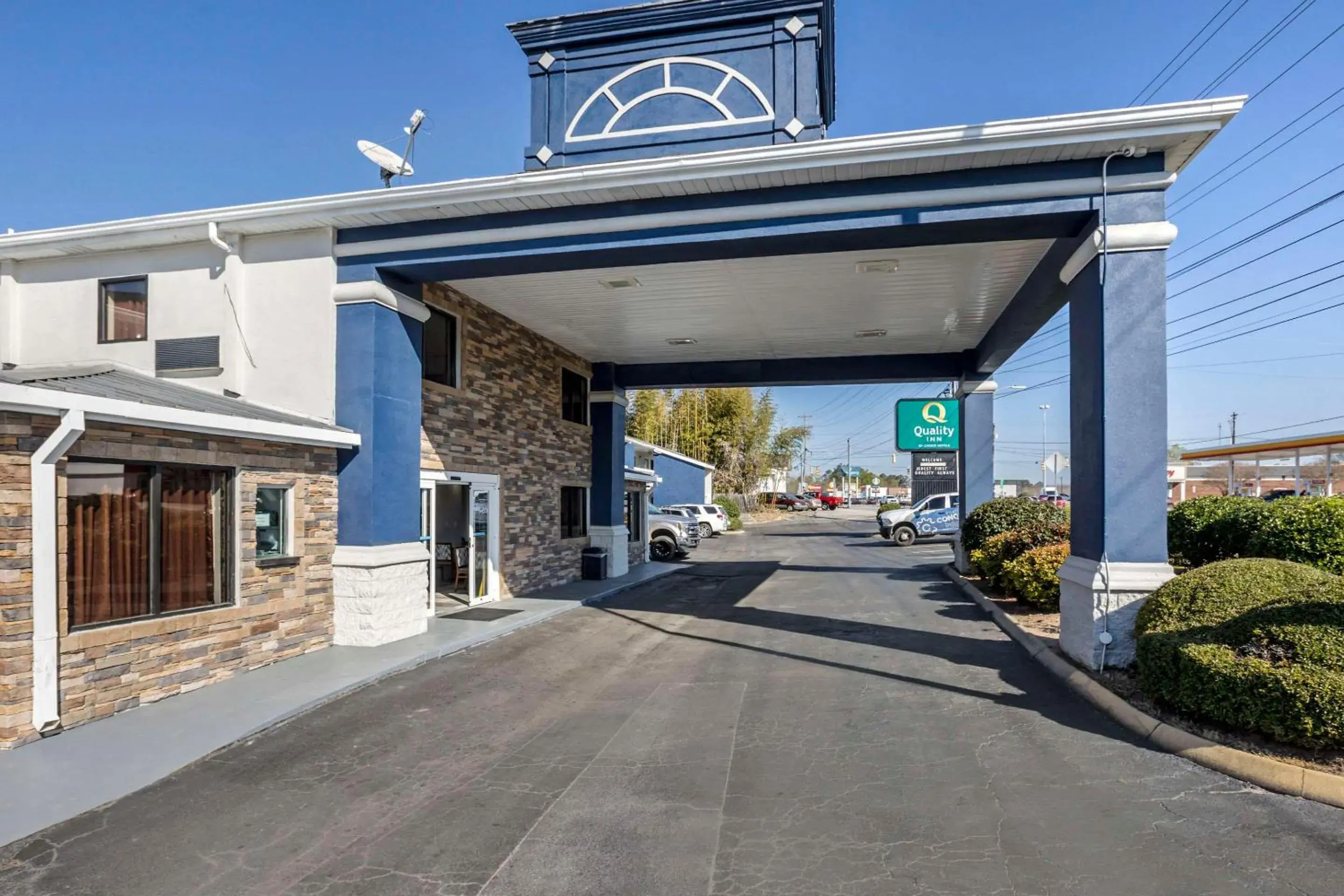 Property building in Quality Inn Property building in Quality Inn