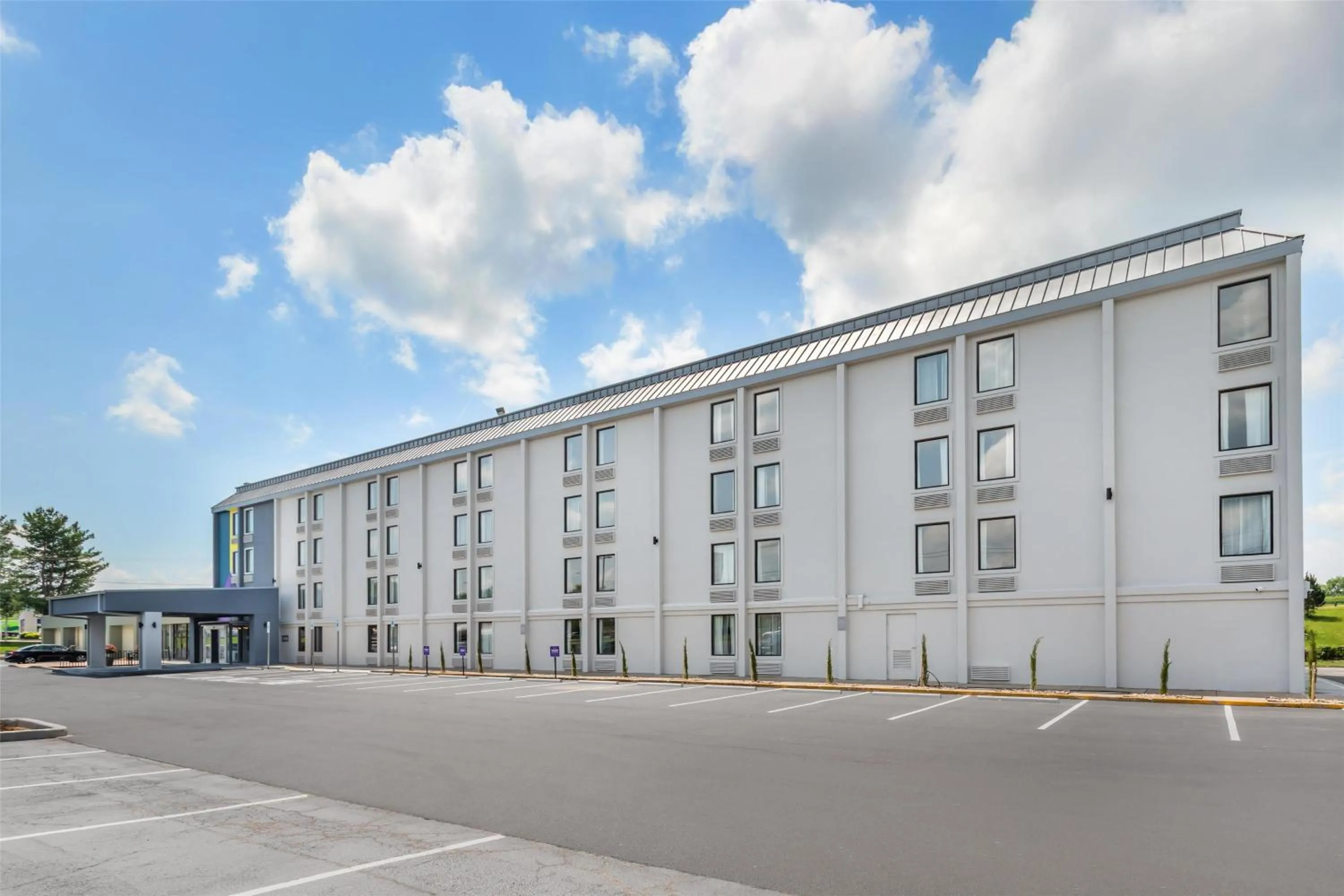 Property building in Spark by Hilton Knoxville North I-75