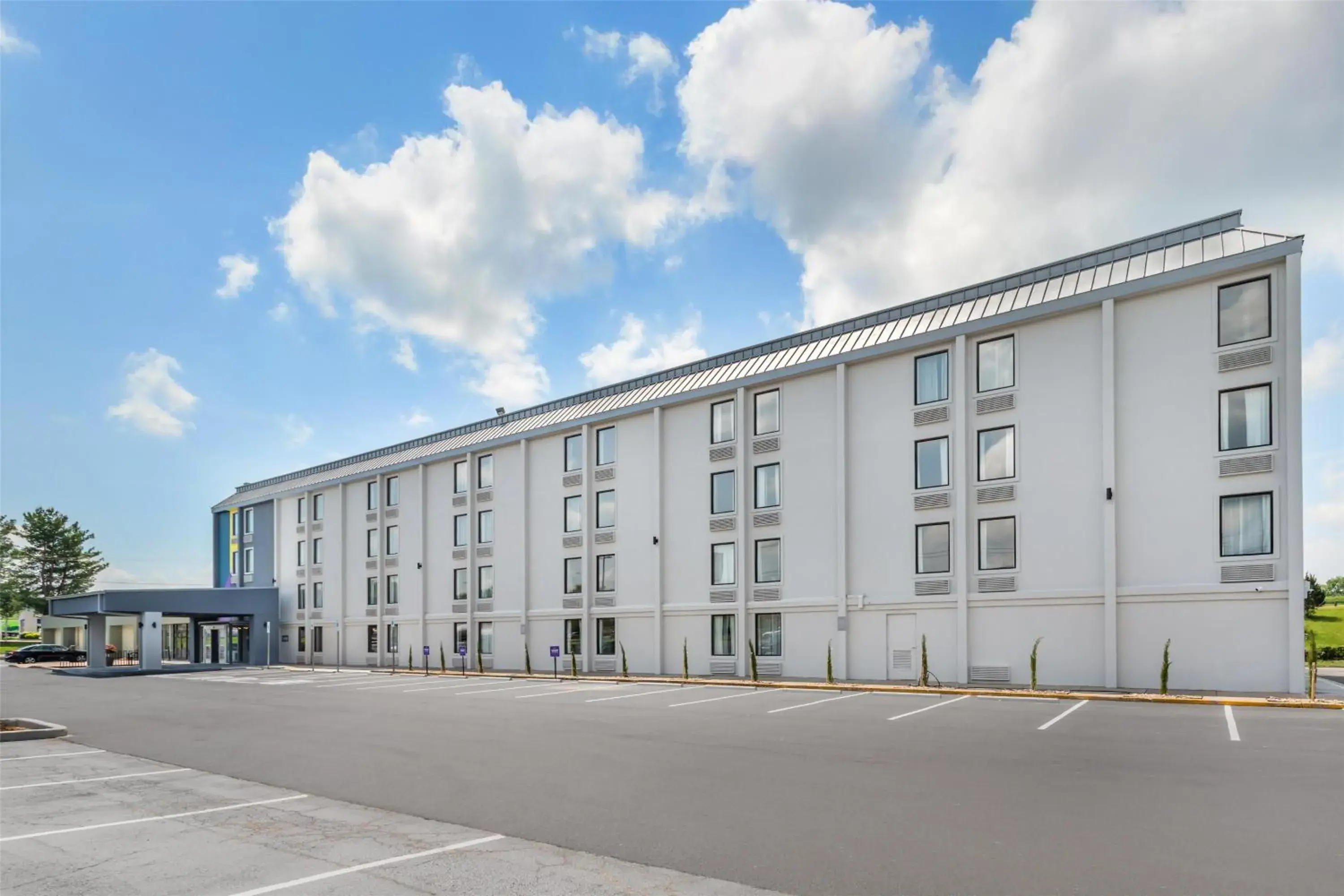 Property building in Spark by Hilton Knoxville North I-75 Property building in Spark by Hilton Knoxville North I-75