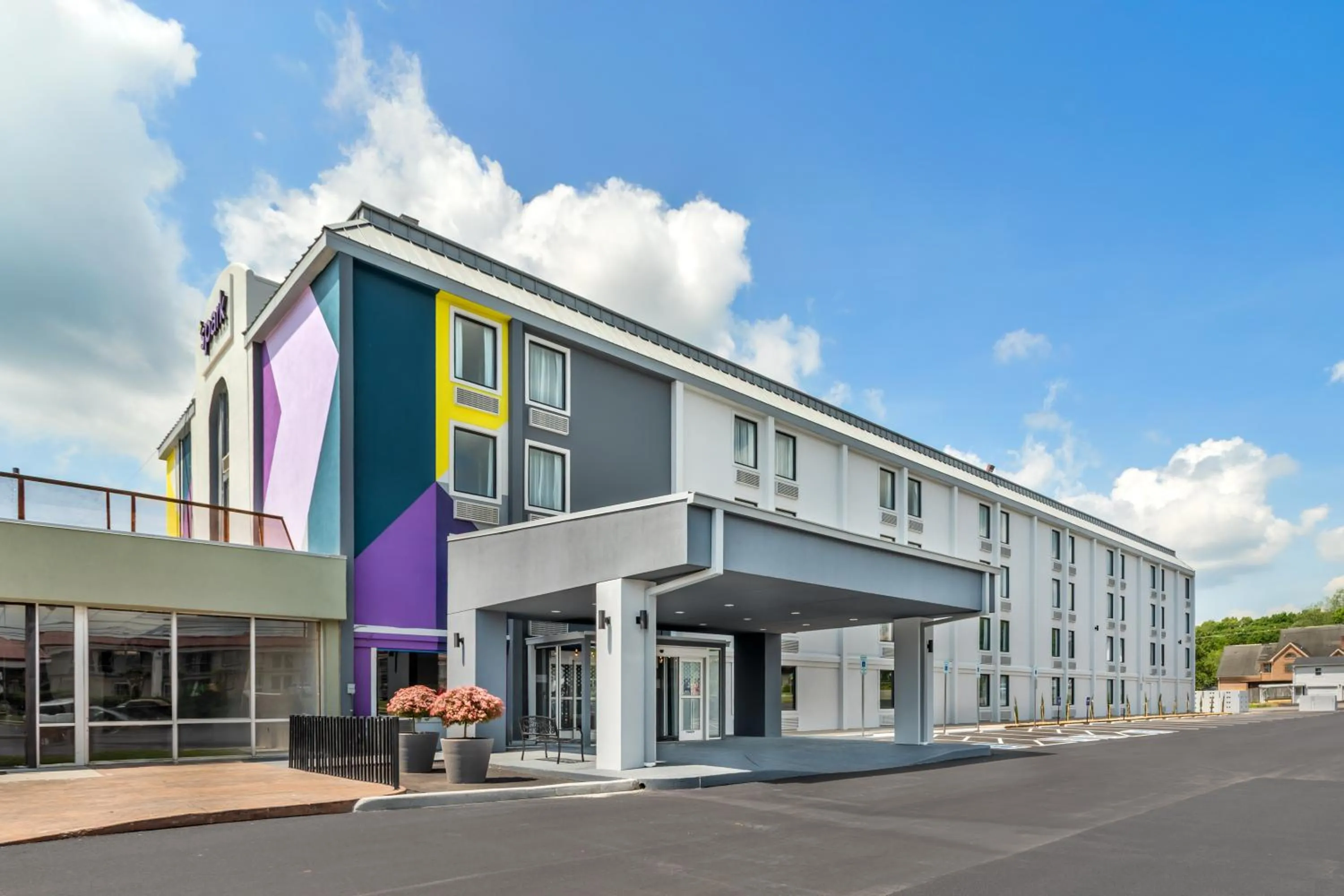 Property building in Spark by Hilton Knoxville North I-75