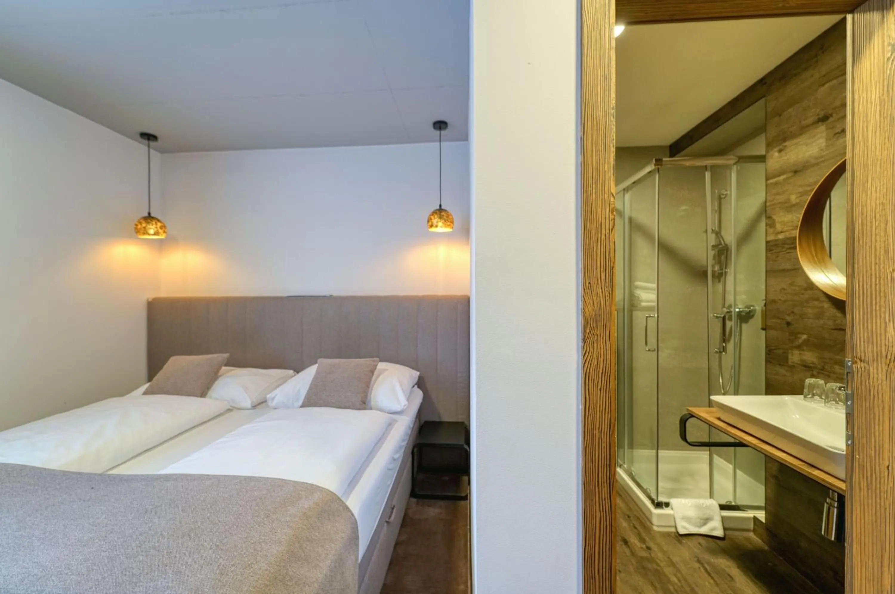 Shower, Bed in Grand Hotel BELLEVUE