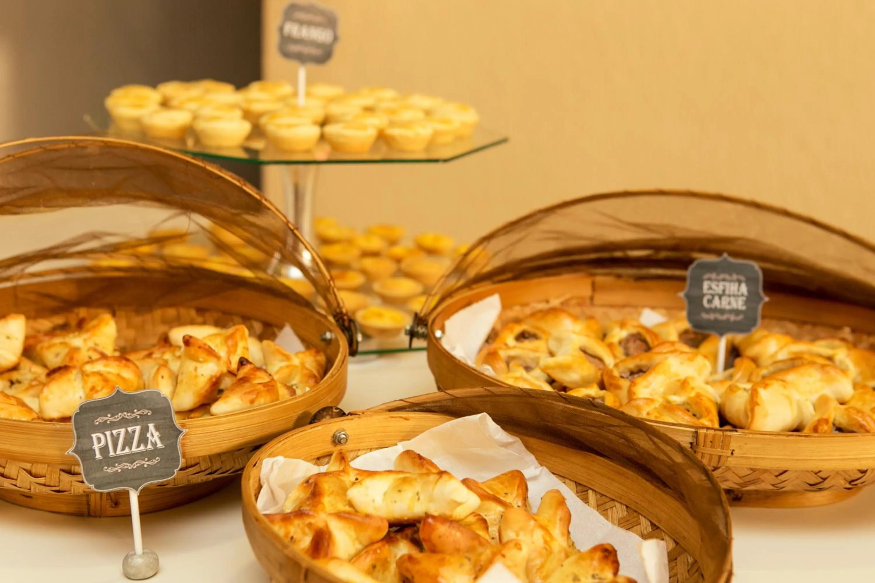 Buffet breakfast in Hotel Minas Tower Leopoldina By Samba