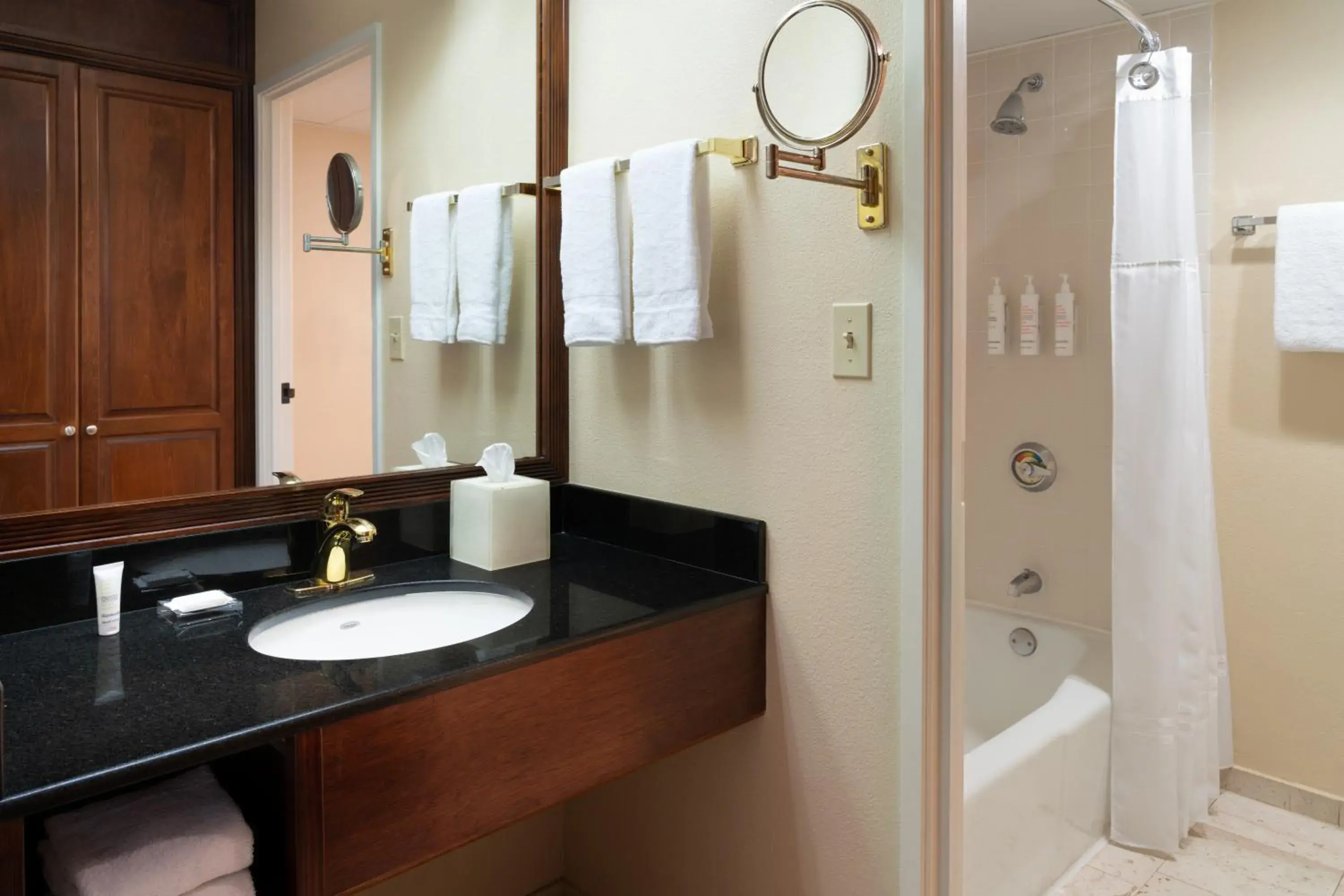 Guest room, 2 Double in Miami Marriott Dadeland Guest room, 2 Double in Miami Marriott Dadeland