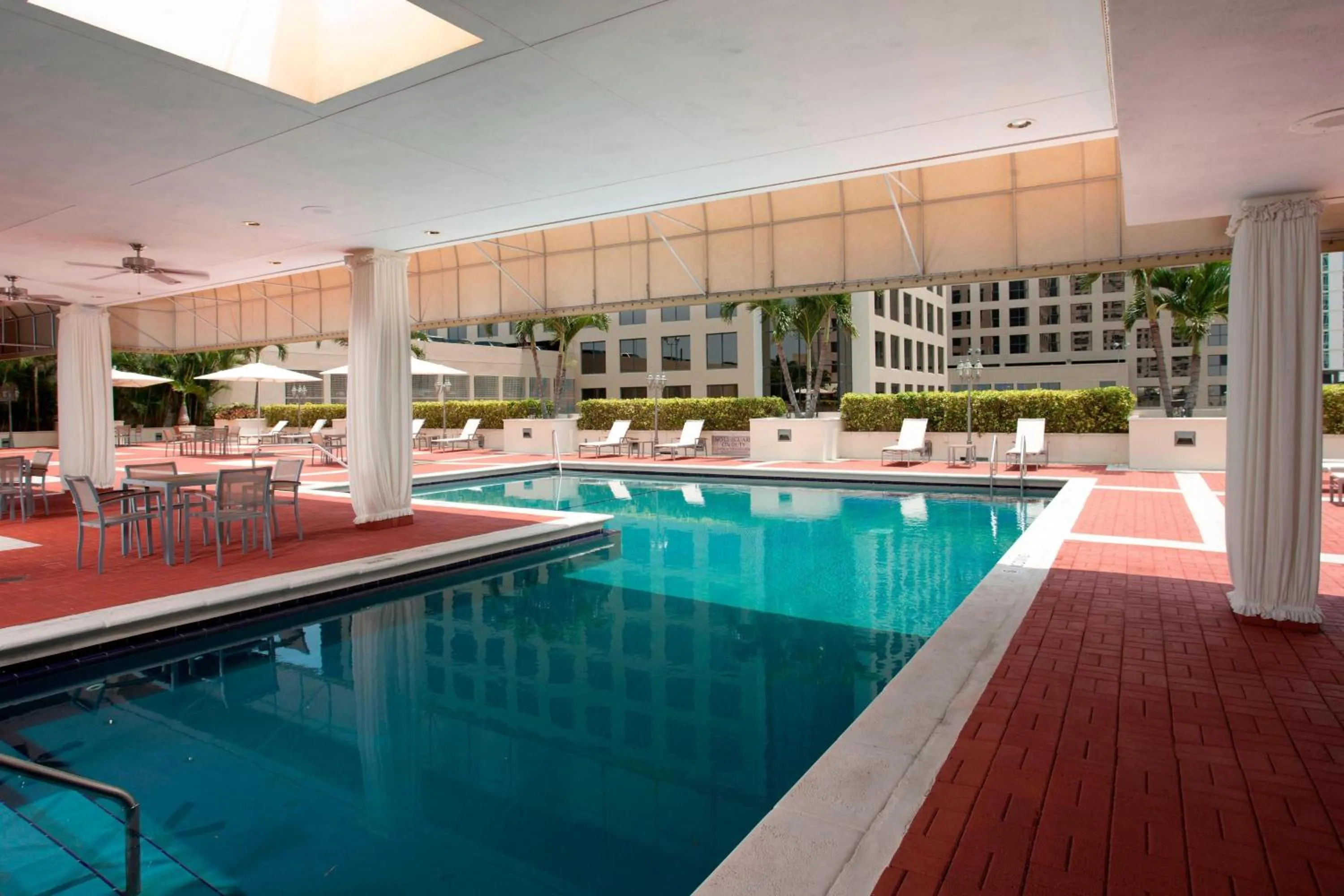 Swimming pool in Miami Marriott Dadeland