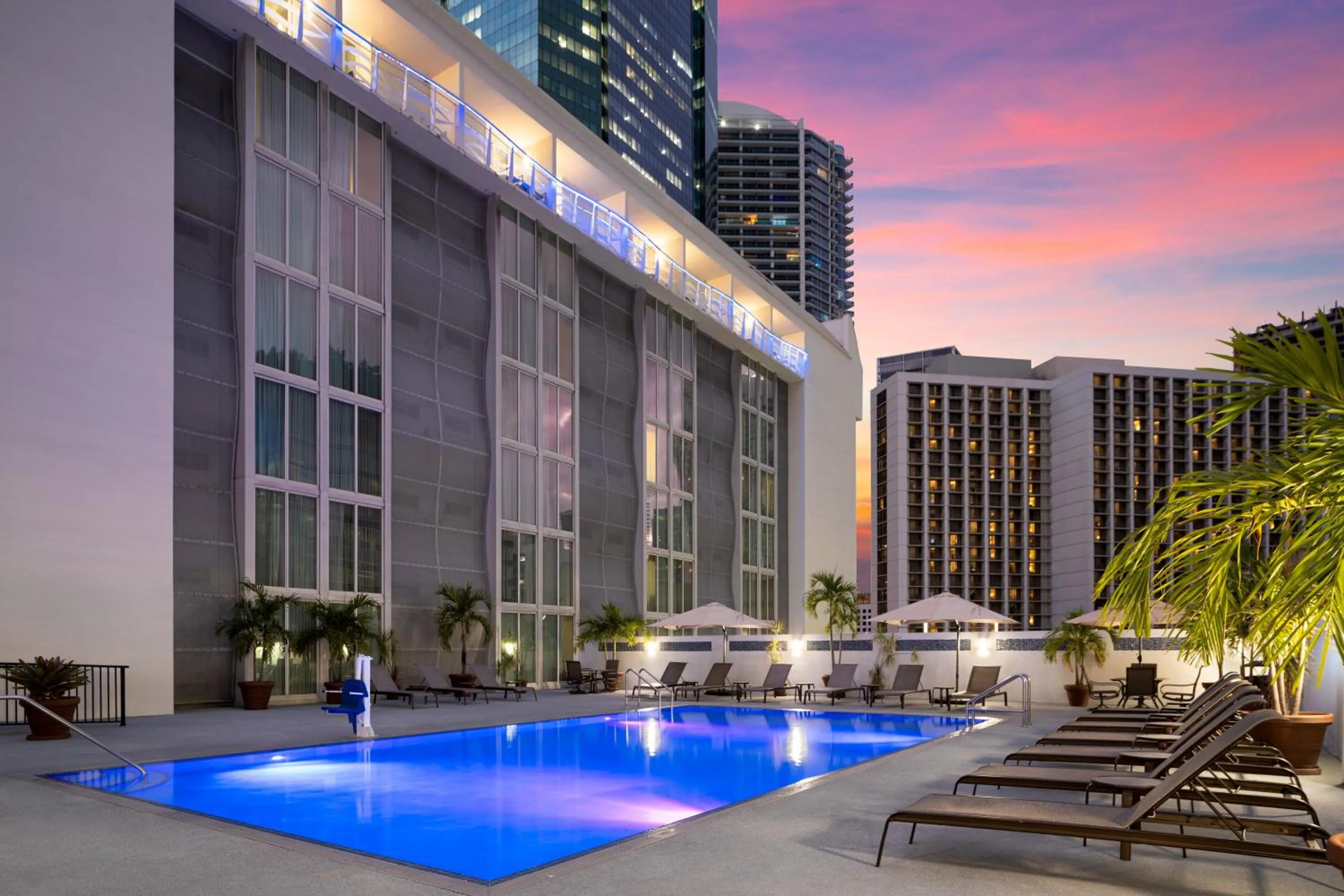 Pool view in Courtyard Miami Downtown Brickell Area