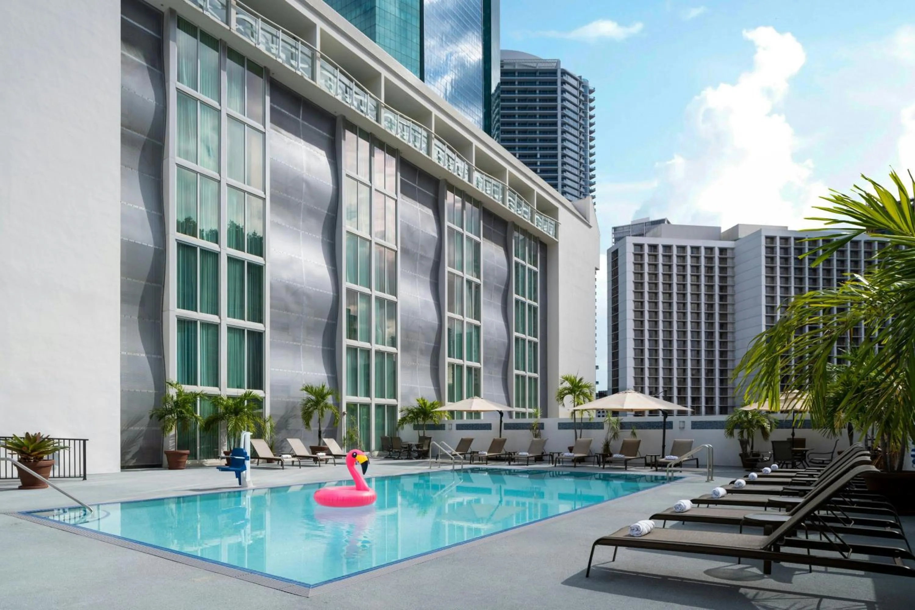 Swimming pool in Courtyard Miami Downtown Brickell Area