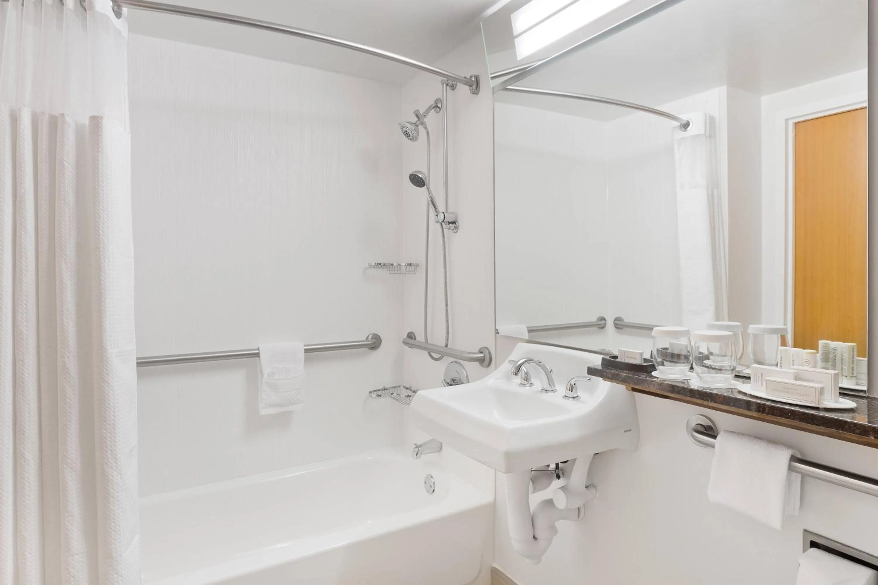 Bathroom in Courtyard Miami Downtown Brickell Area