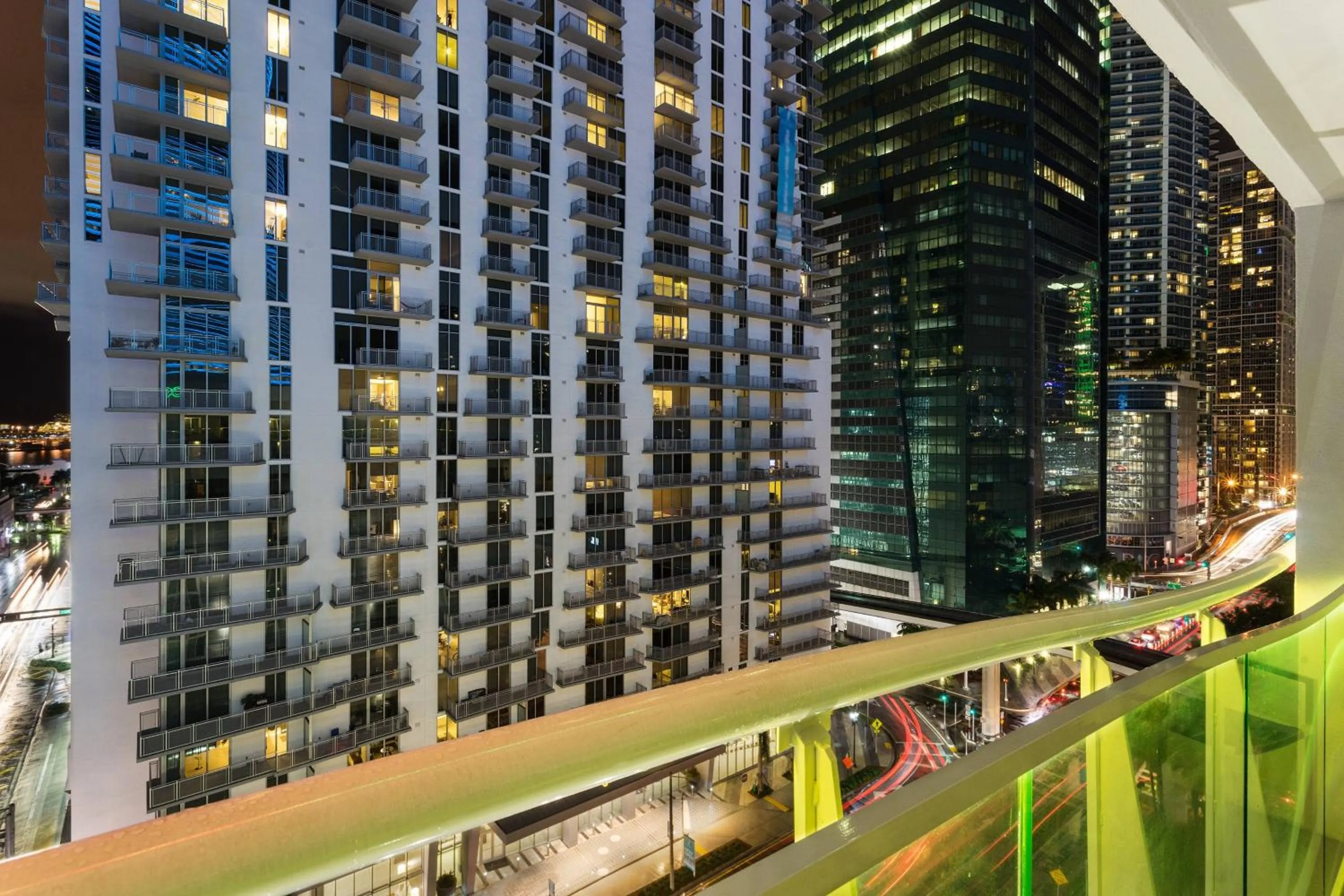 Bedroom in Courtyard Miami Downtown Brickell Area