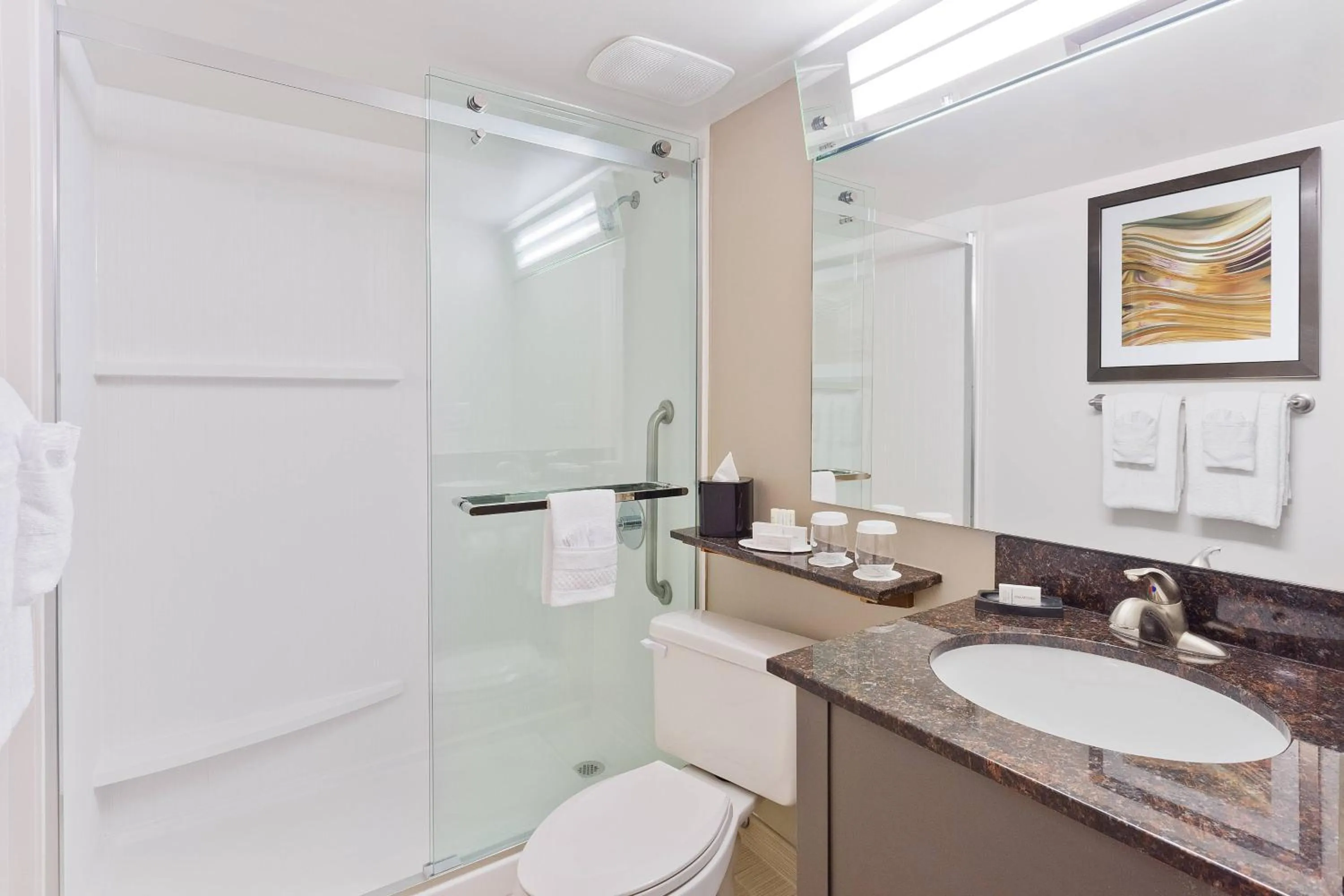 Bathroom in Courtyard Miami Downtown Brickell Area