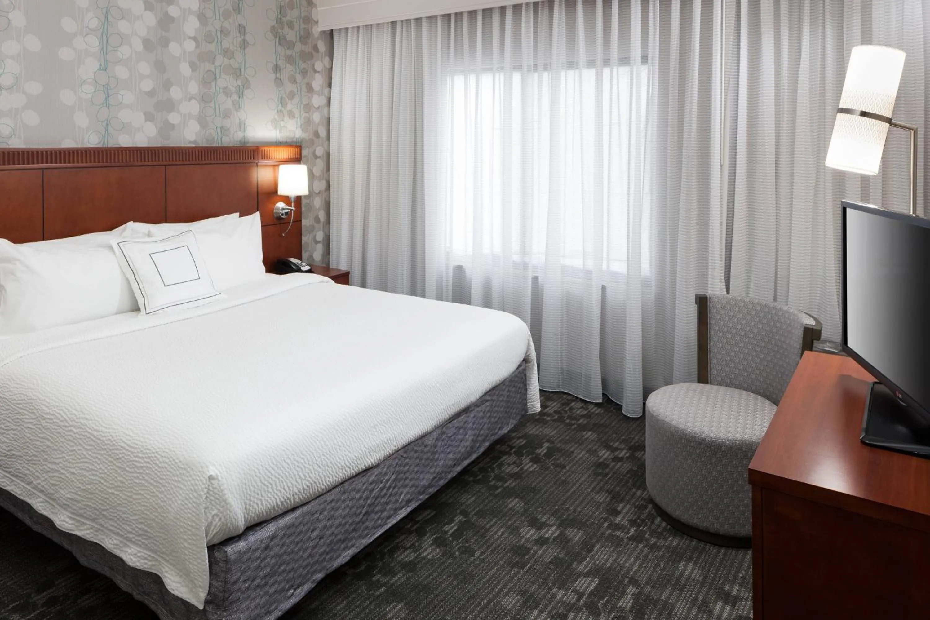 Bedroom, Bed in Courtyard by Marriott Miami at Dolphin Mall