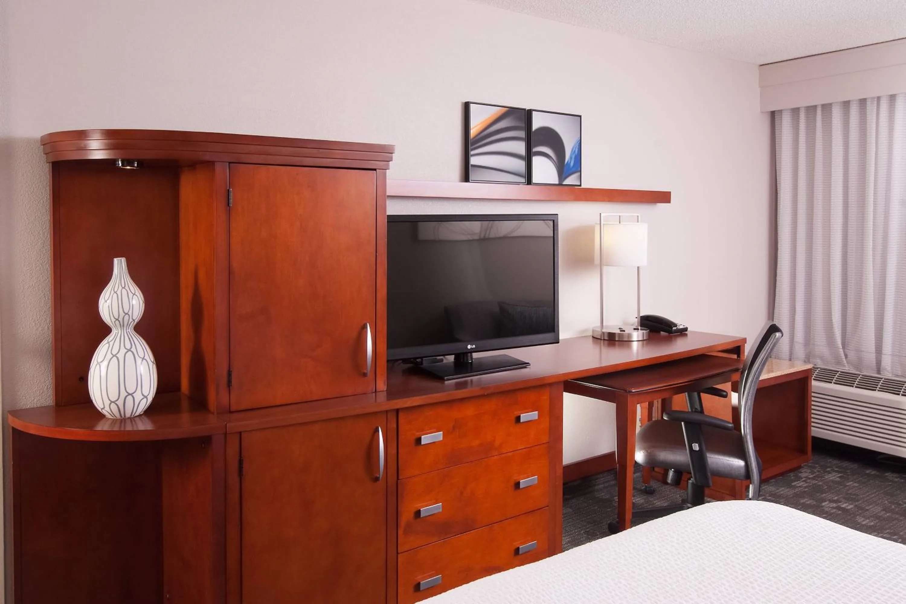 Photo of the whole room, Bed in Courtyard Miami Coral Gables