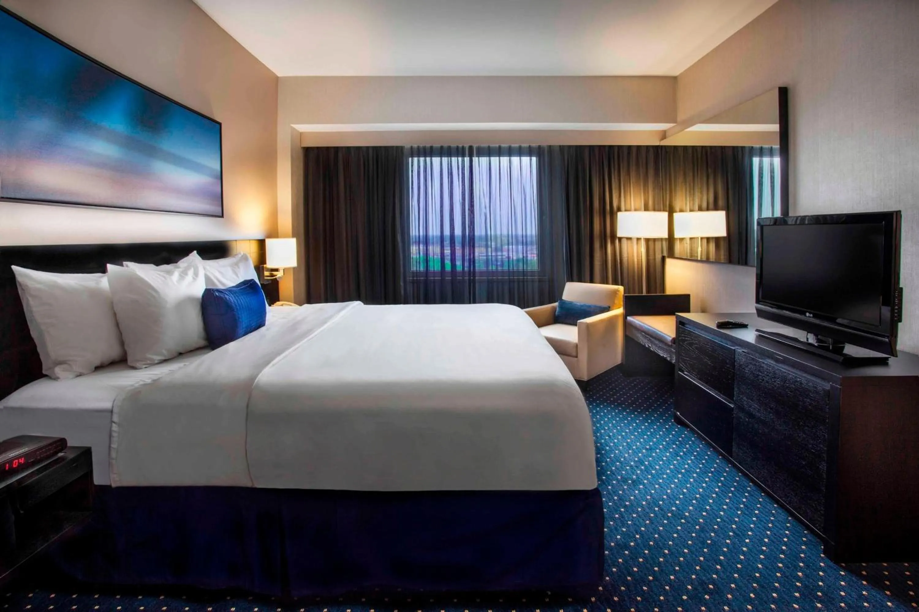 Photo of the whole room, Bed in Courtyard by Marriott New York JFK Airport