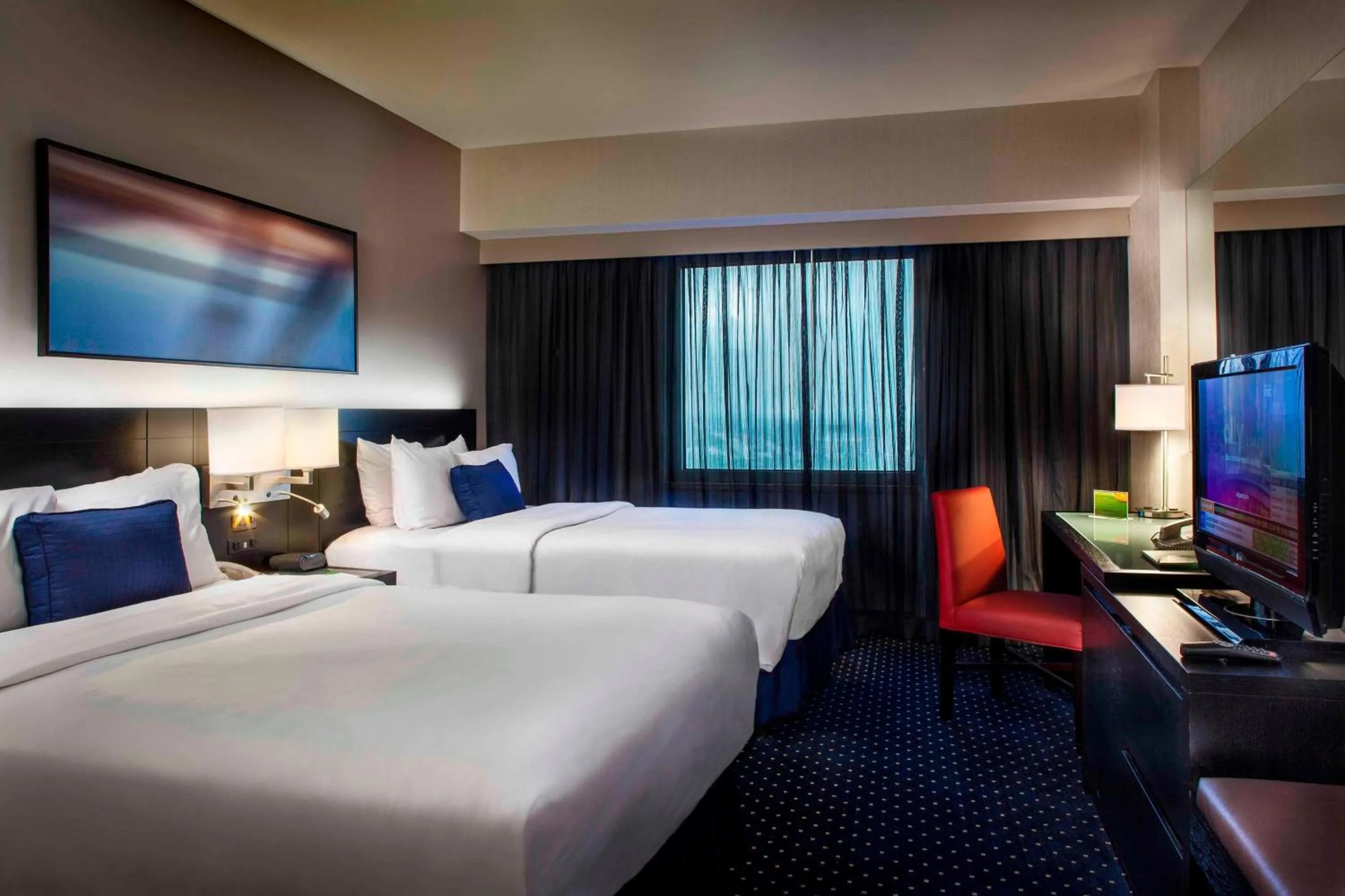 Photo of the whole room, Bed in Courtyard by Marriott New York JFK Airport