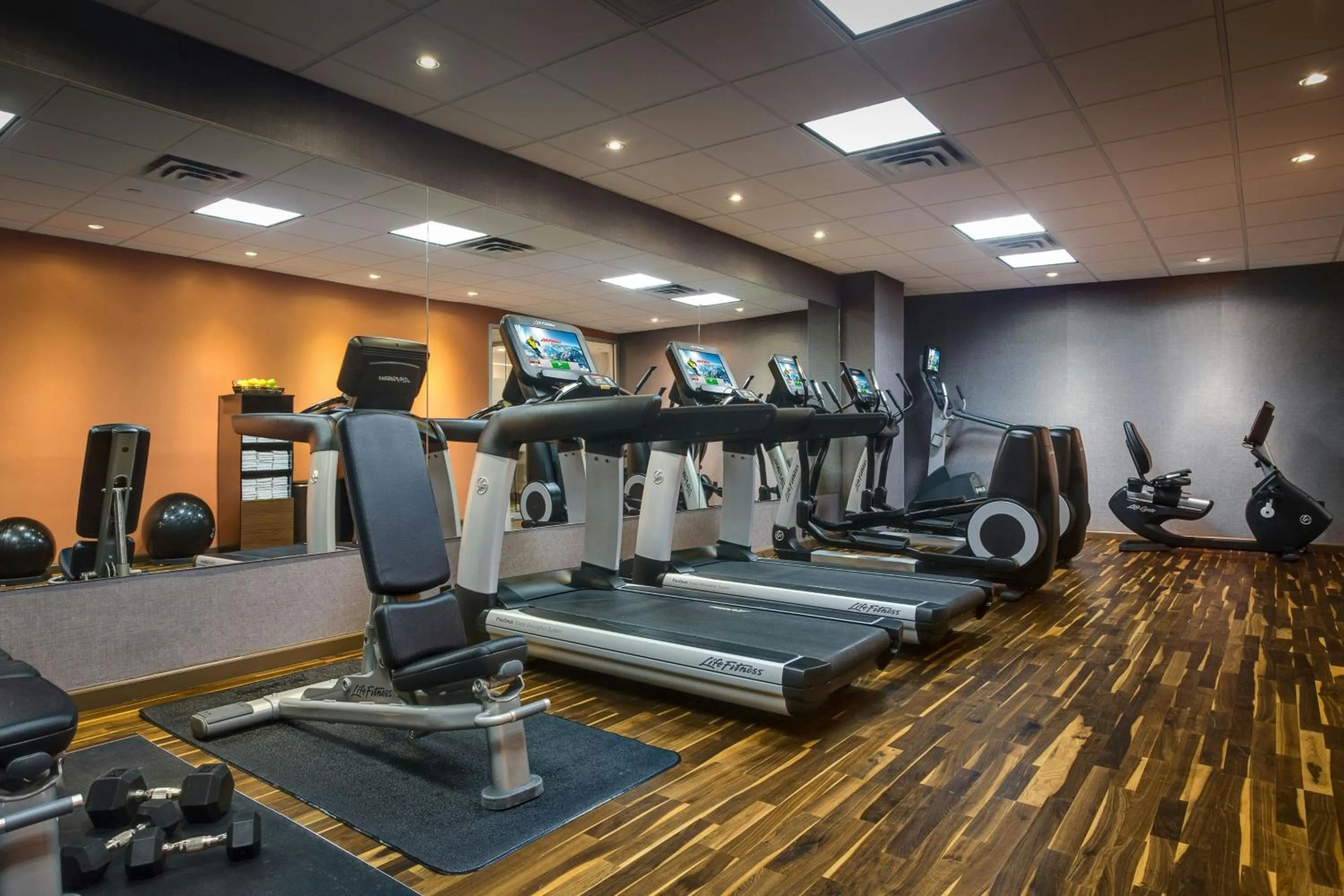 Fitness centre/facilities in Courtyard by Marriott New York JFK Airport