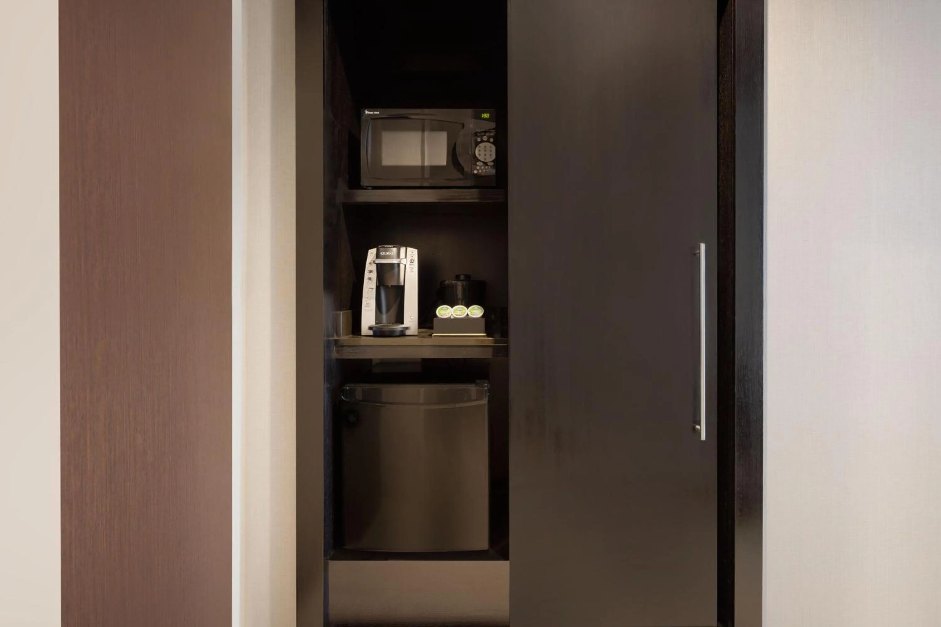 Photo of the whole room in Courtyard by Marriott New York JFK Airport