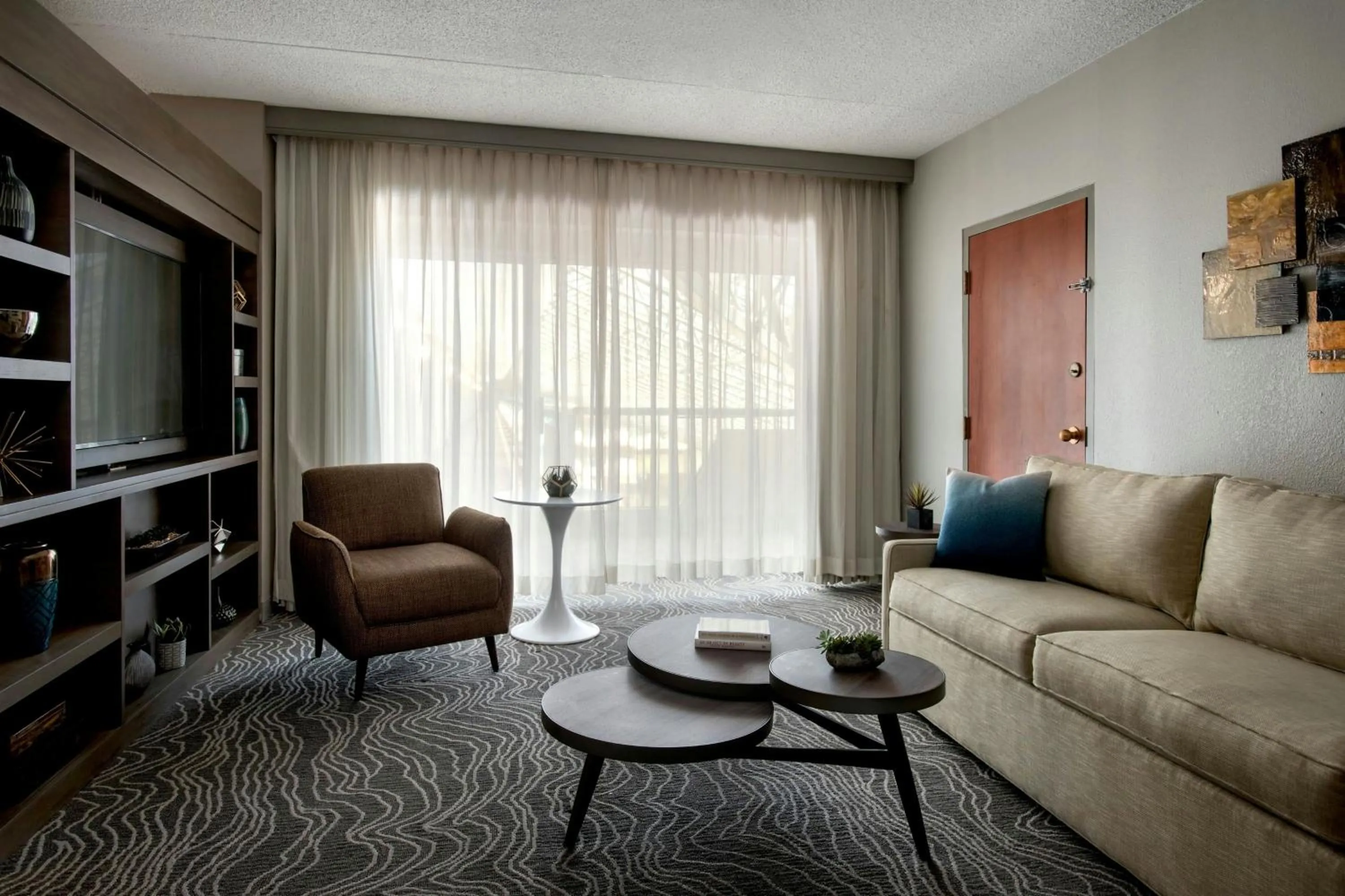 Living room in Marriott Melville Long Island