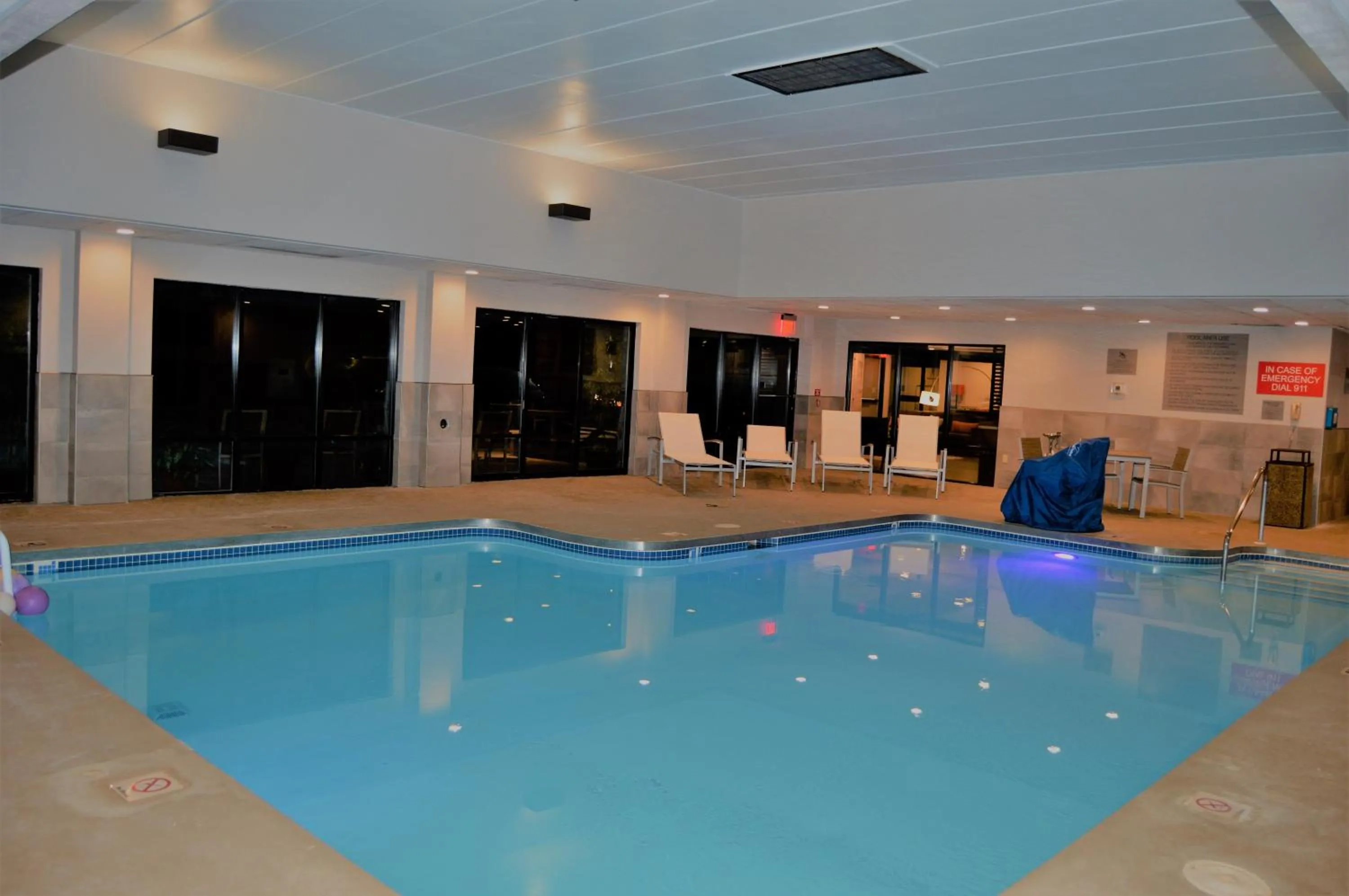 Swimming pool in Country Inn & Suites by Radisson, La Crosse, WI