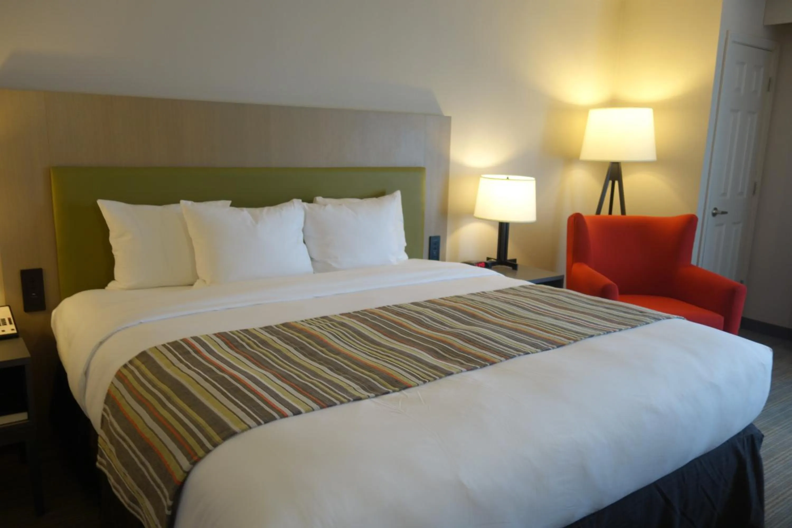 Bed in Country Inn & Suites by Radisson, La Crosse, WI