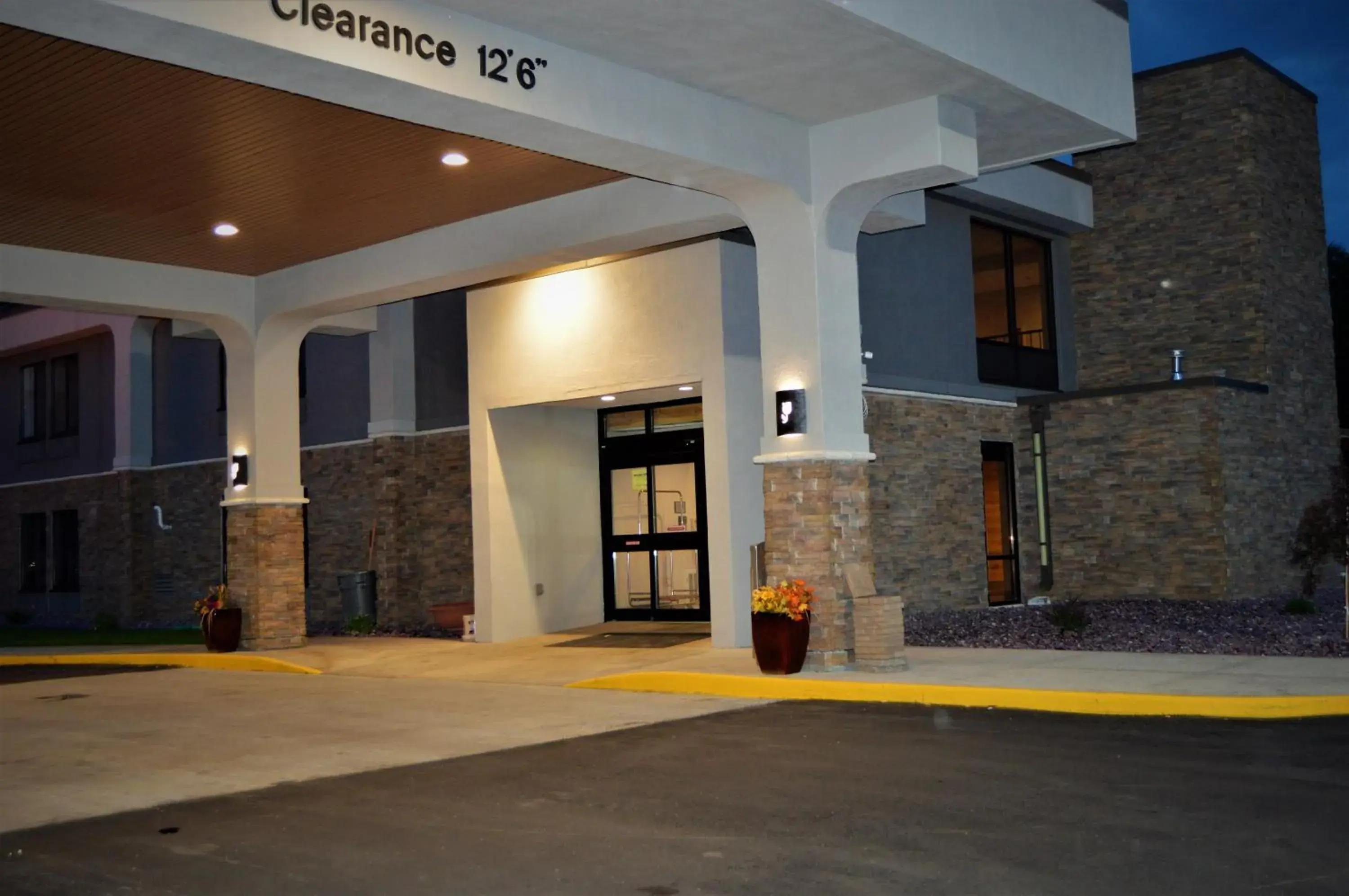 Property building in Country Inn & Suites by Radisson, La Crosse, WI Property building in Country Inn & Suites by Radisson, La Crosse, WI