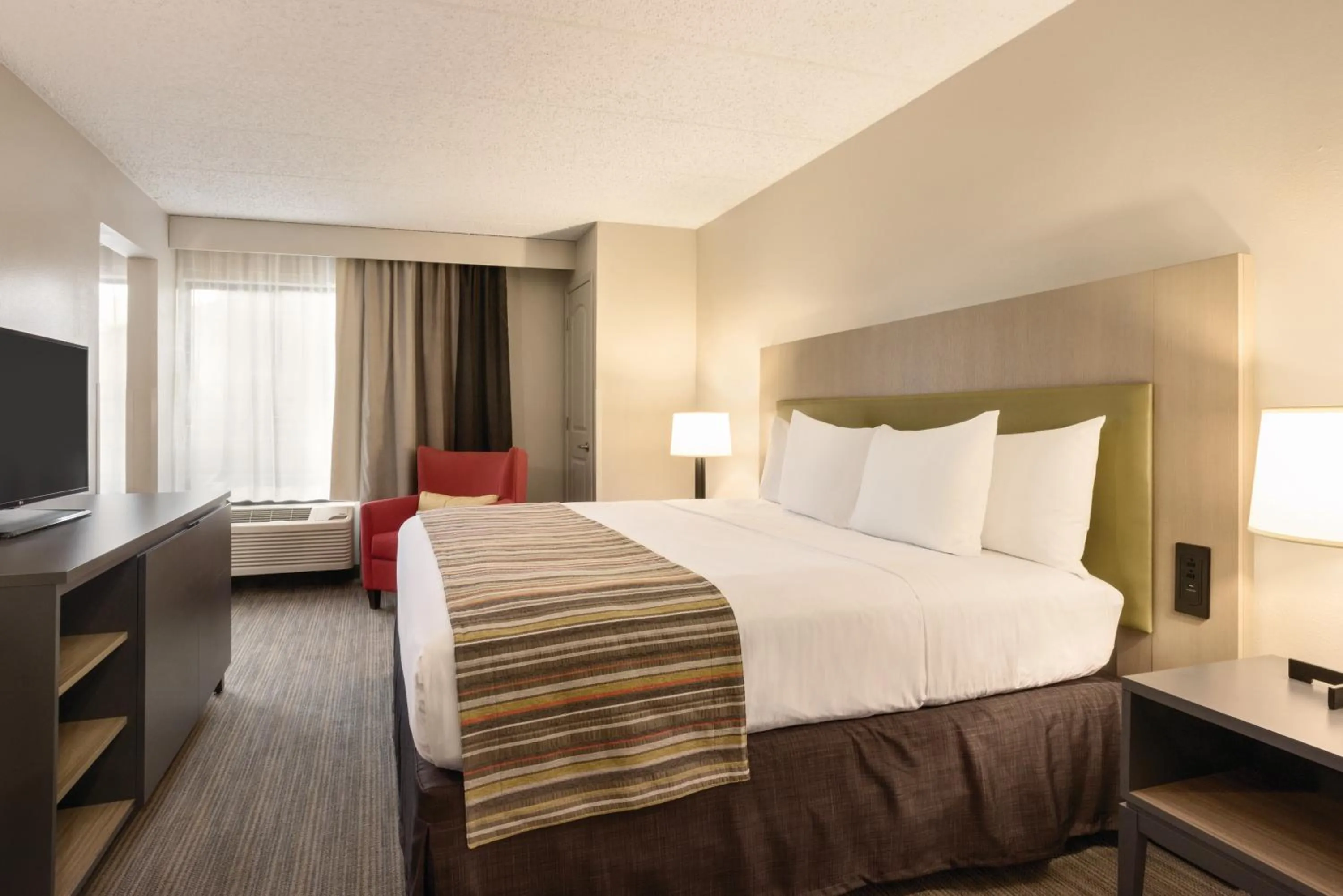 Bed in Country Inn & Suites by Radisson, La Crosse, WI