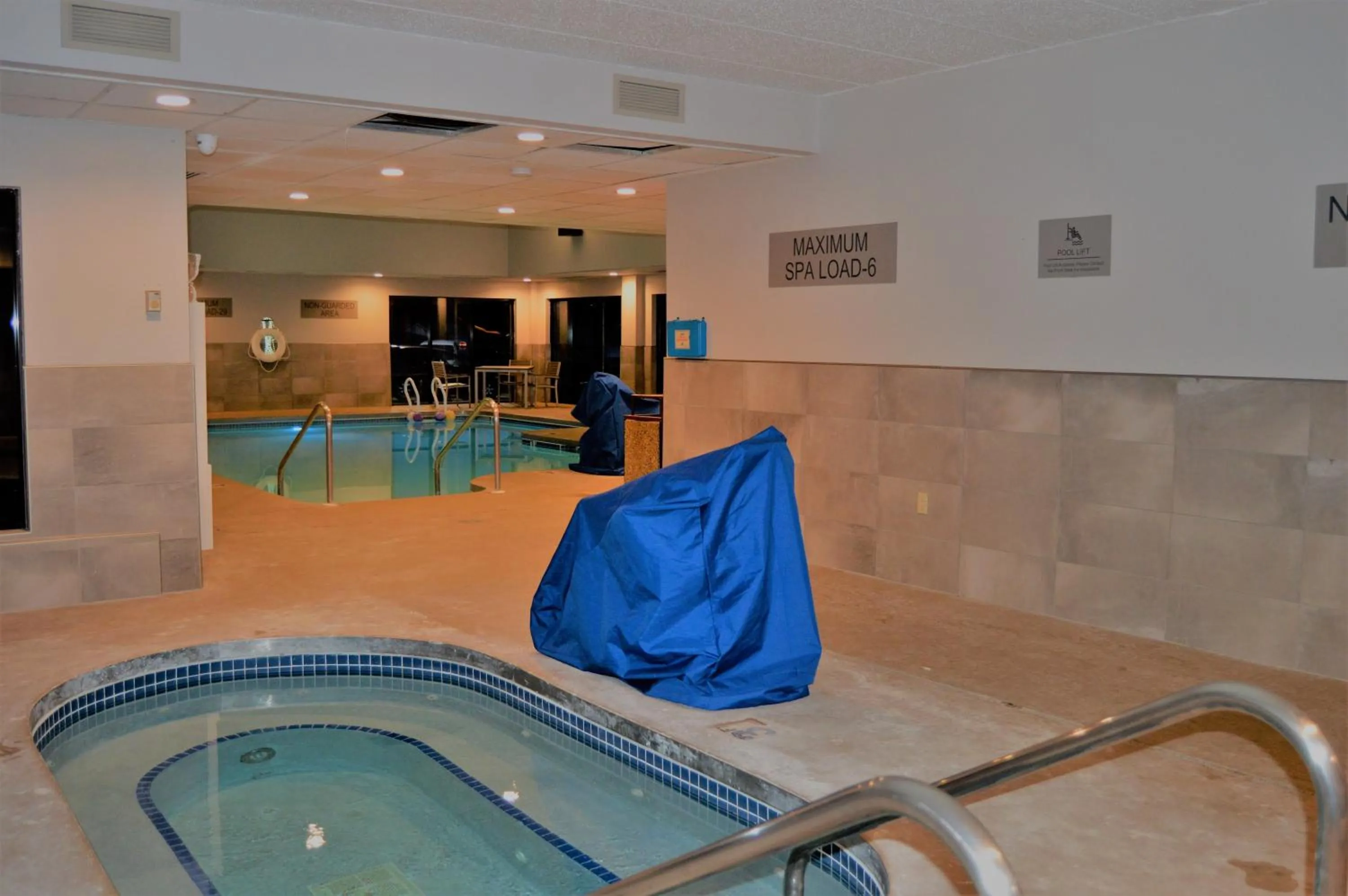 Swimming pool in Country Inn & Suites by Radisson, La Crosse, WI