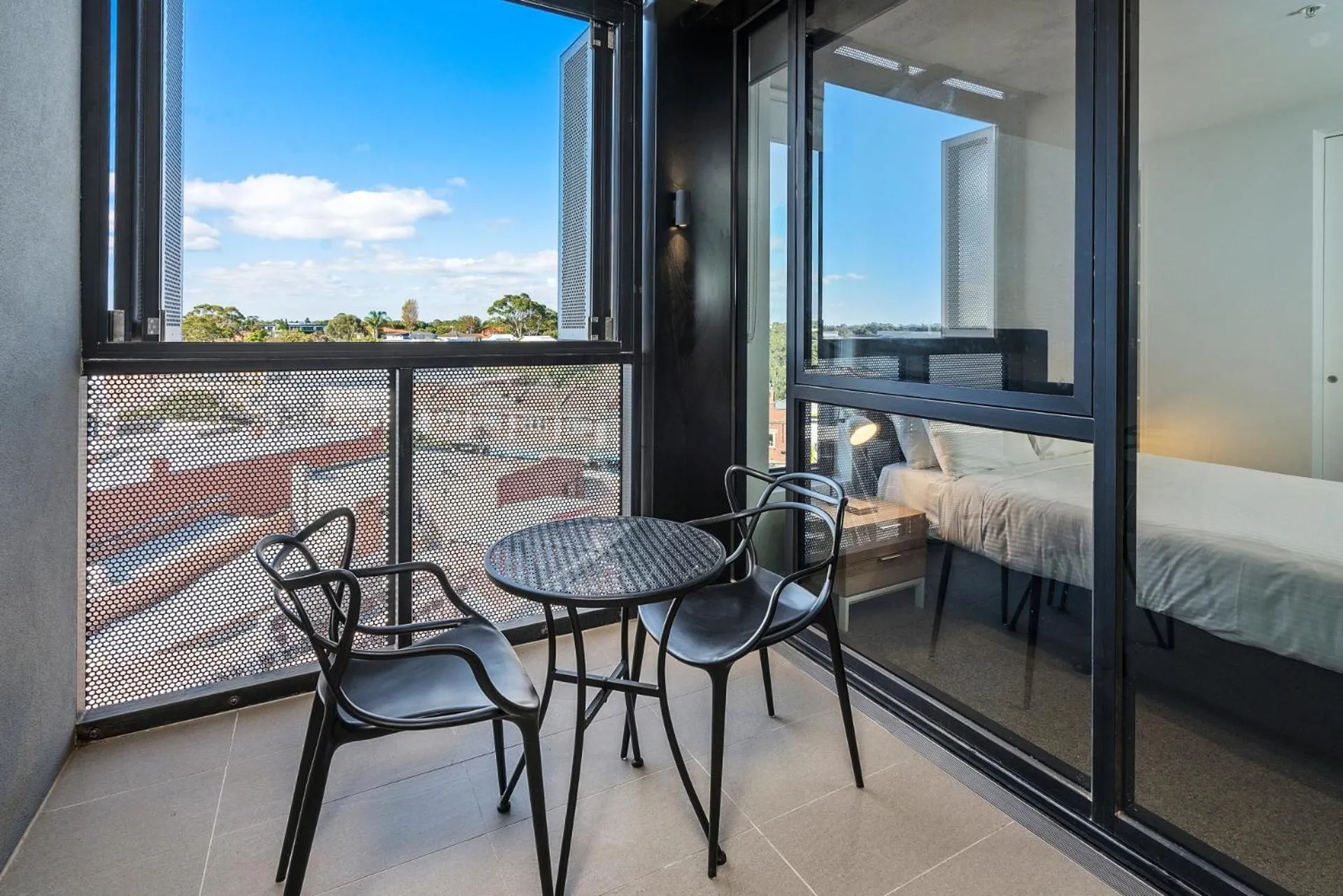 Balcony/Terrace, Bed in Anchorage Apartments Hampton